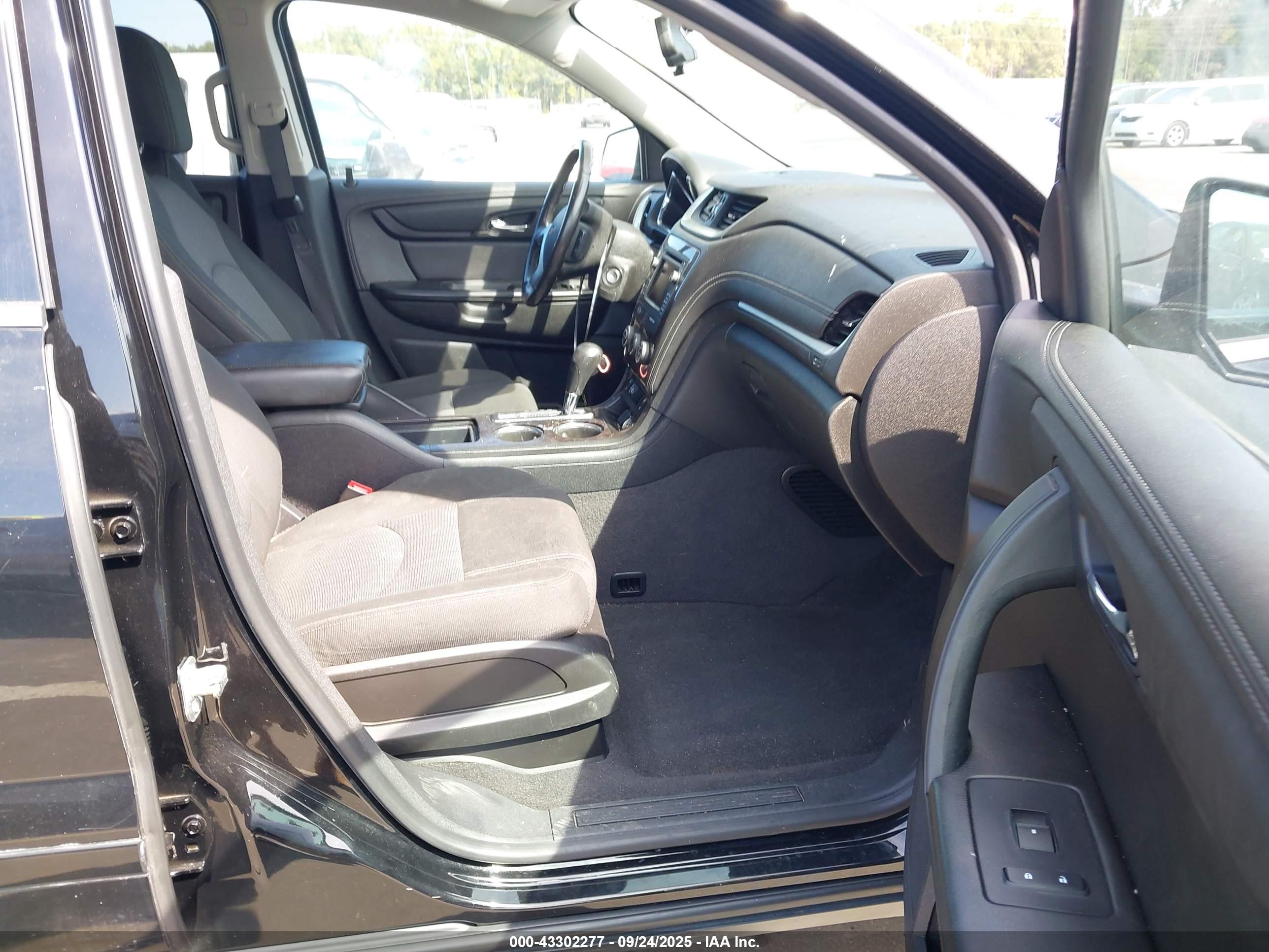 CHEVROLET TRAVERSE image 5