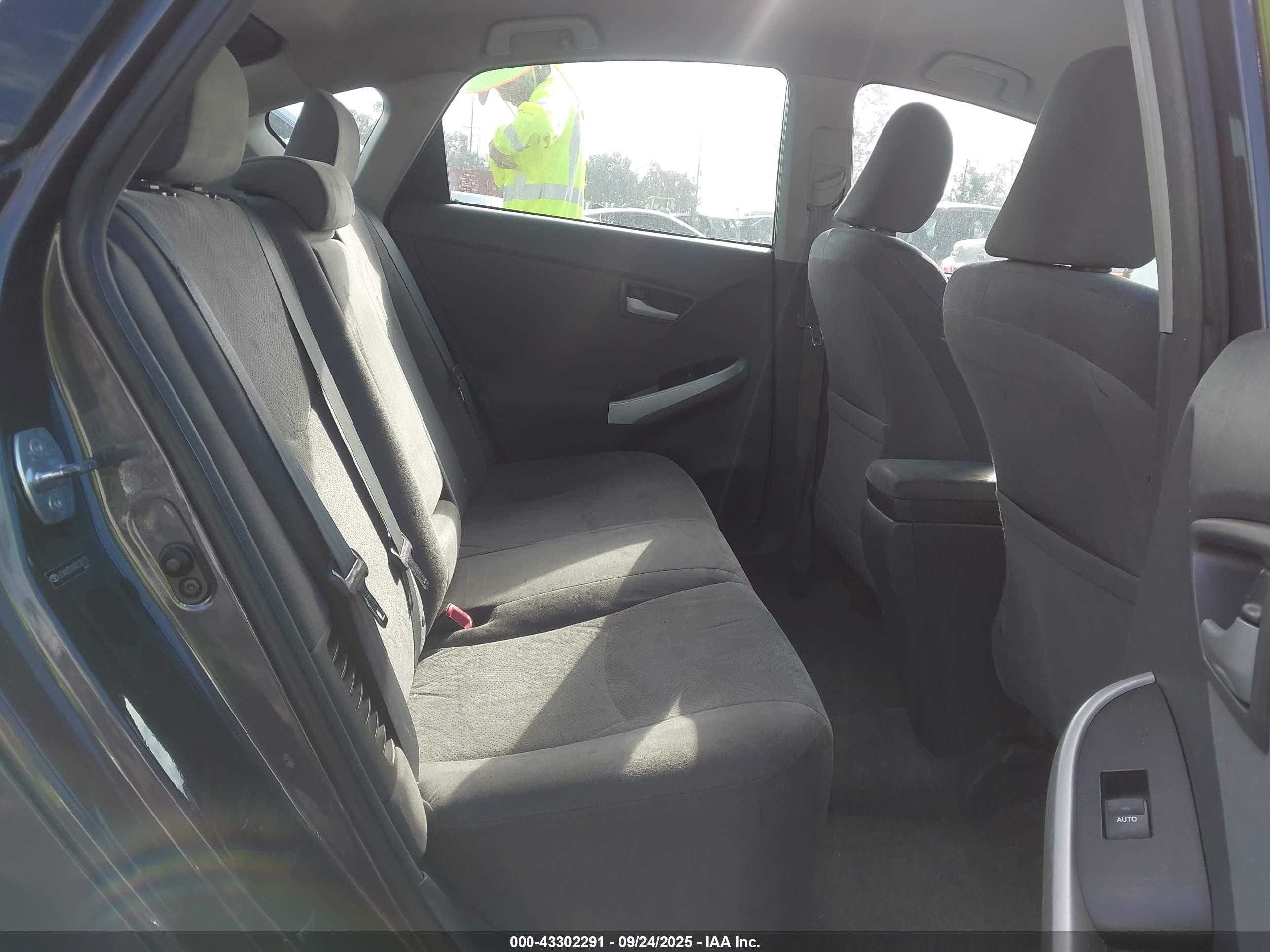 TOYOTA PRIUS image 8