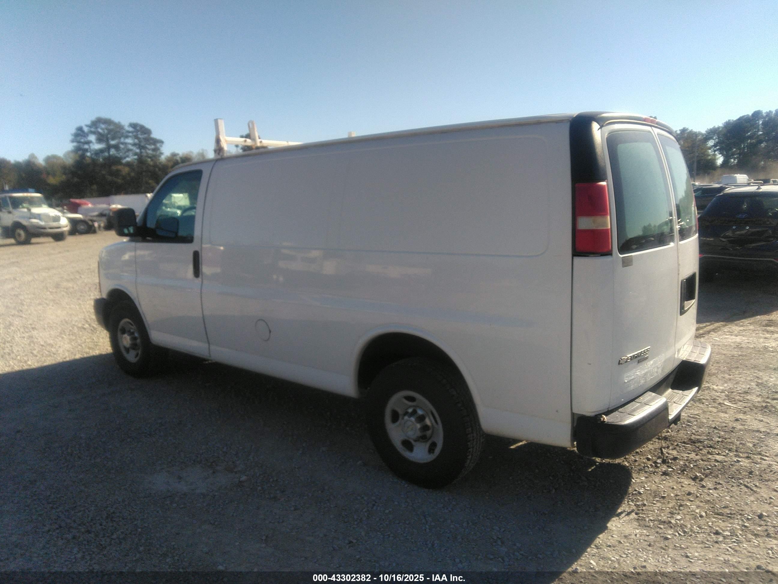 CHEVROLET EXPRESS image 3