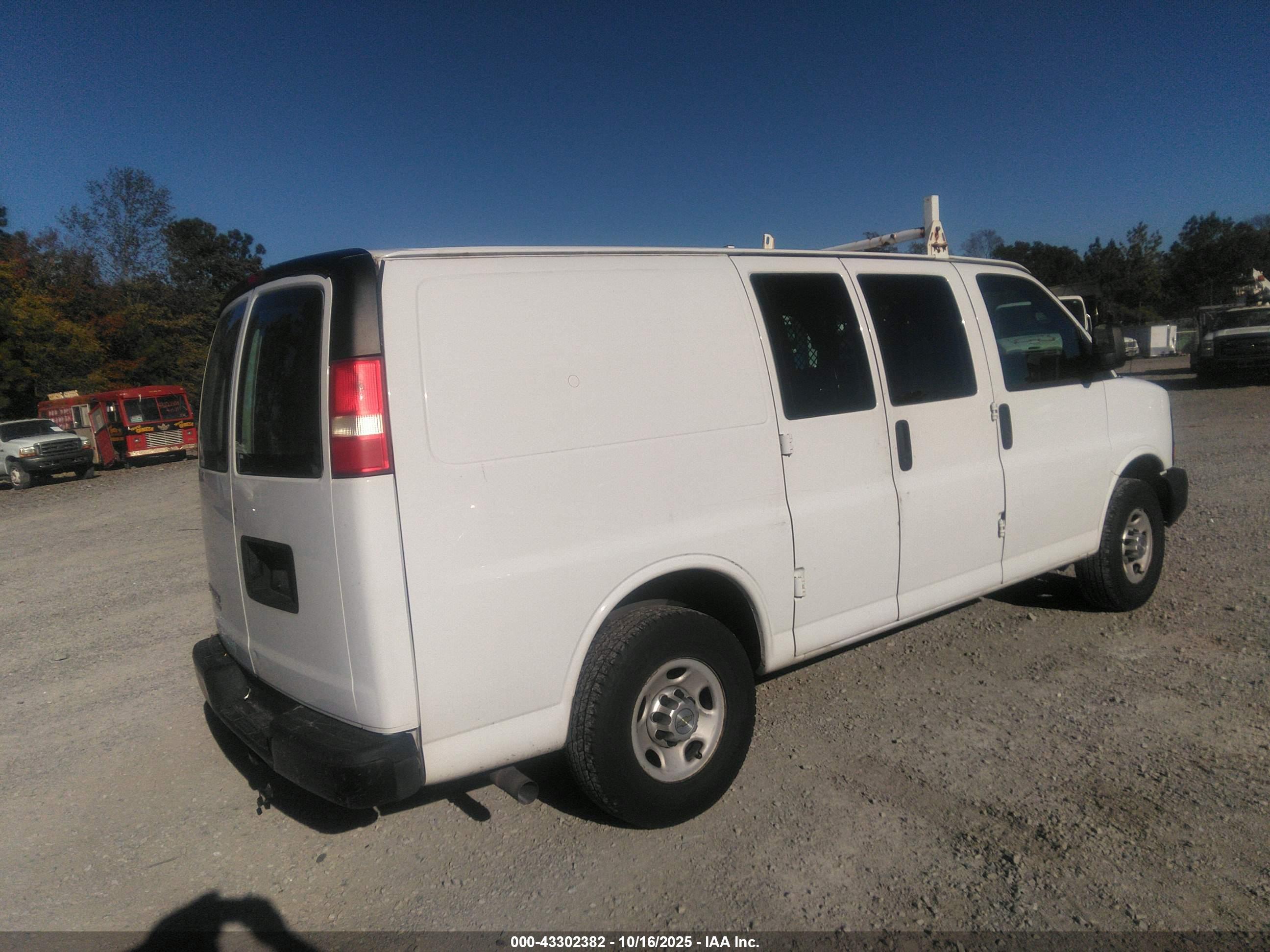 CHEVROLET EXPRESS image 4