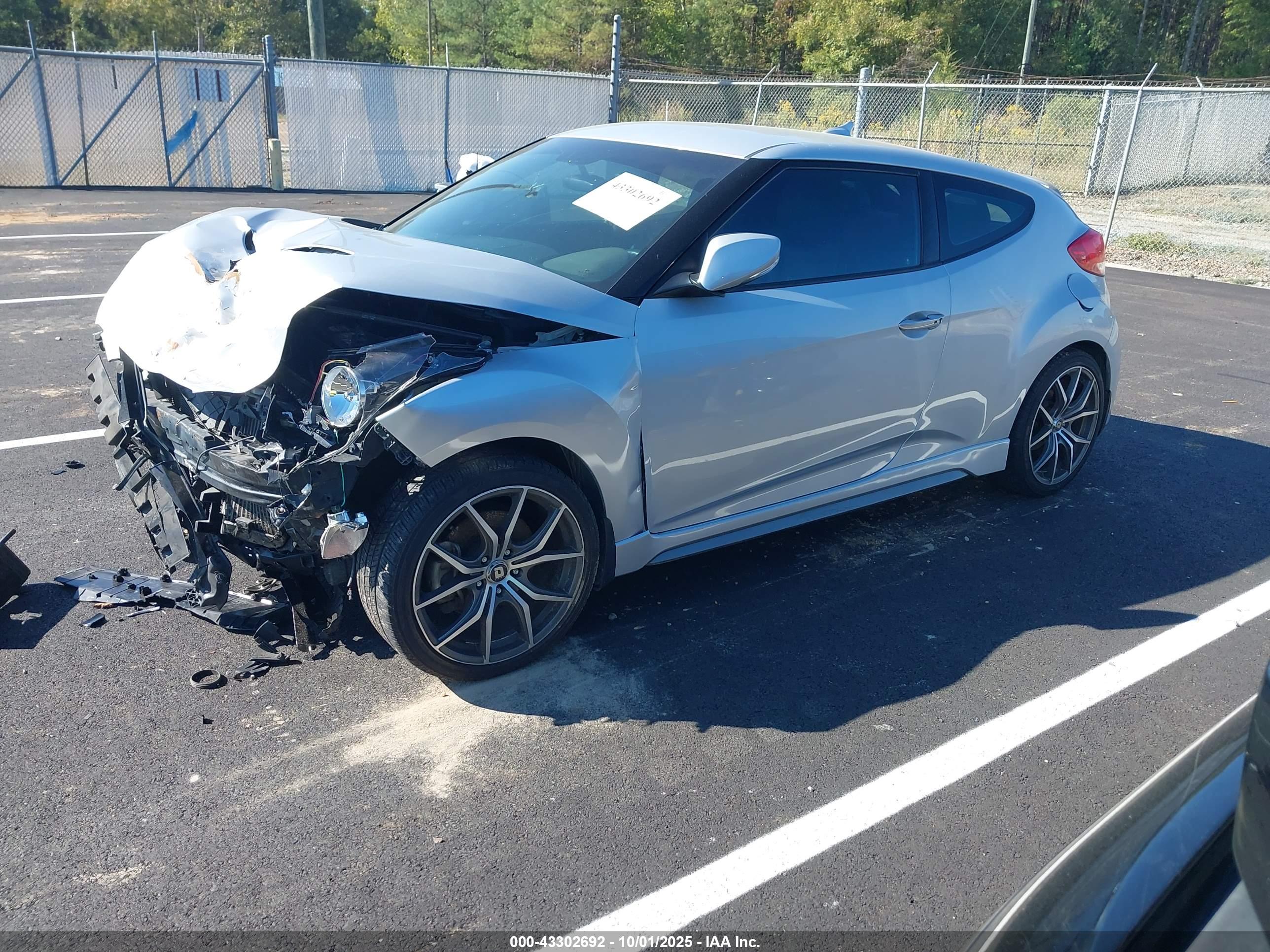 HYUNDAI VELOSTER image 2