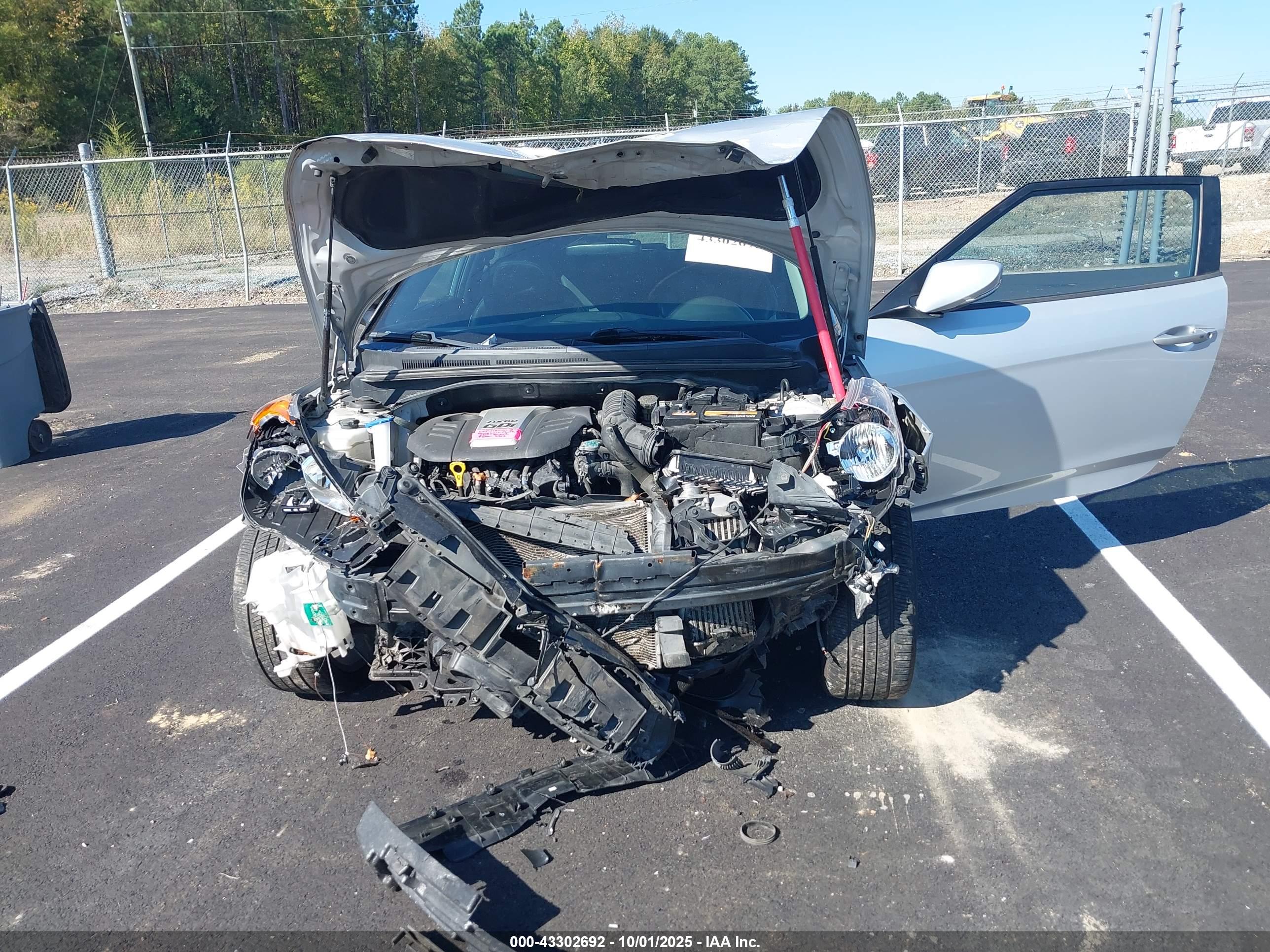 HYUNDAI VELOSTER image 6