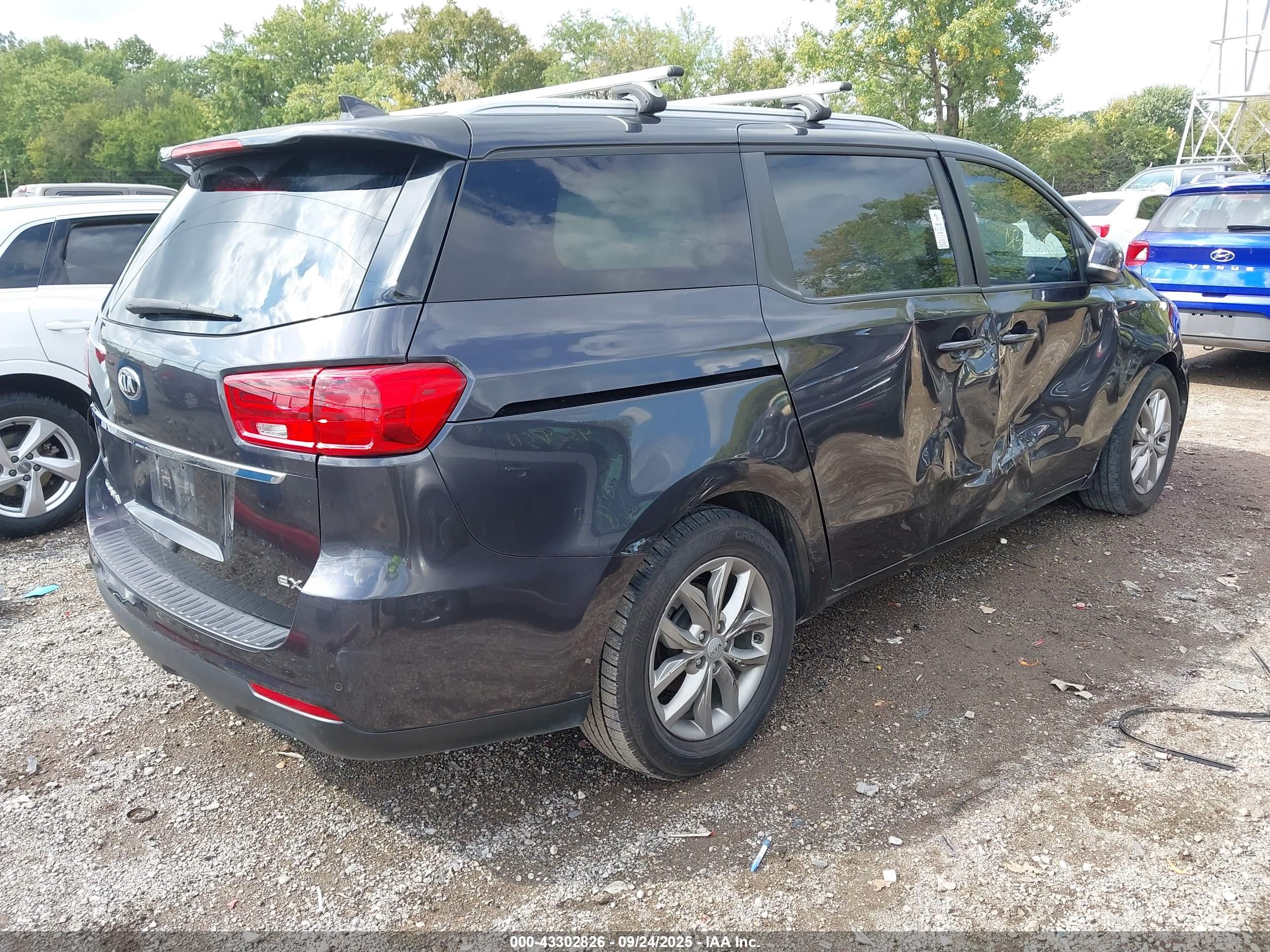KIA SEDONA image 4