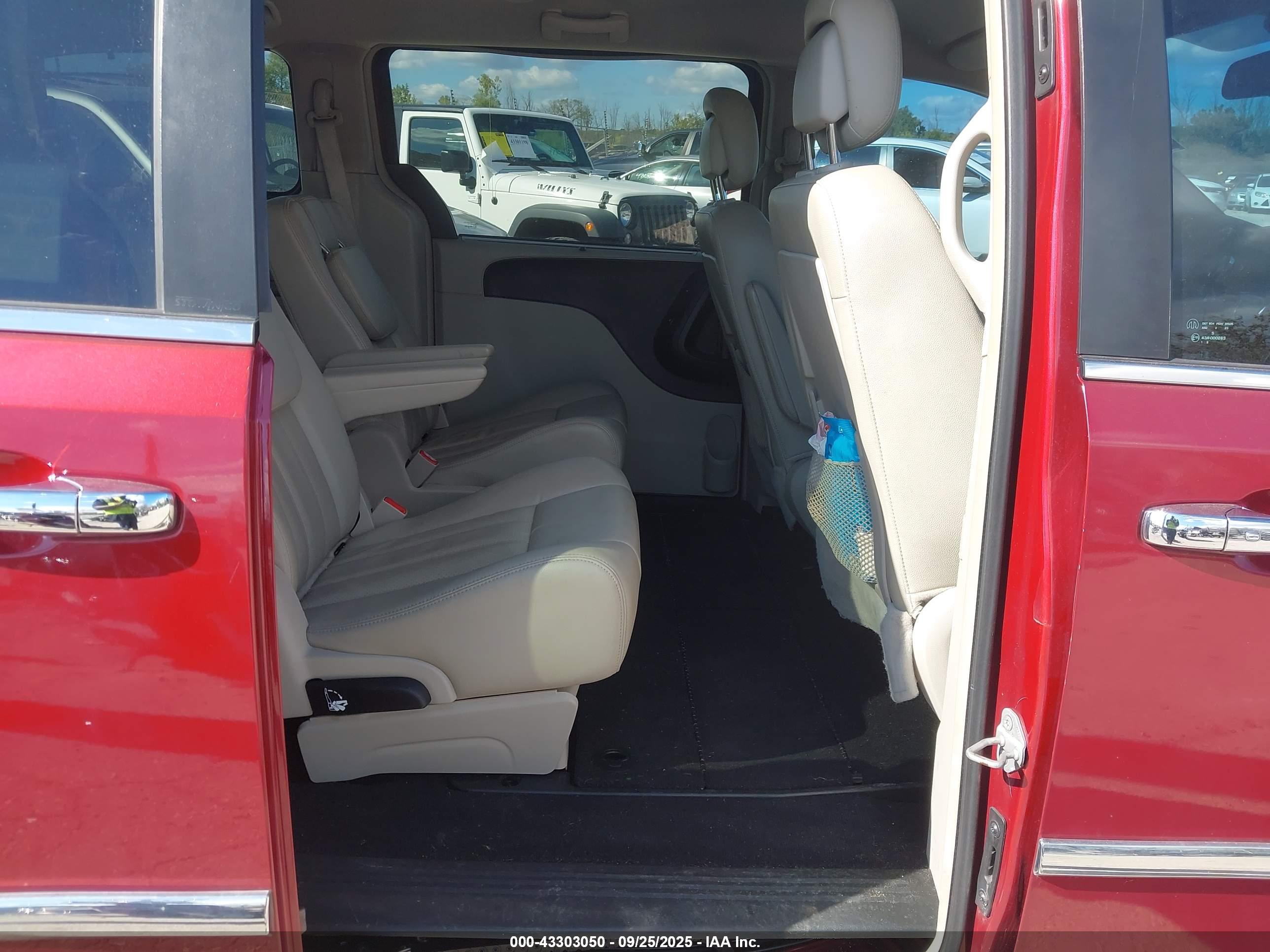 CHRYSLER TOWN image 8