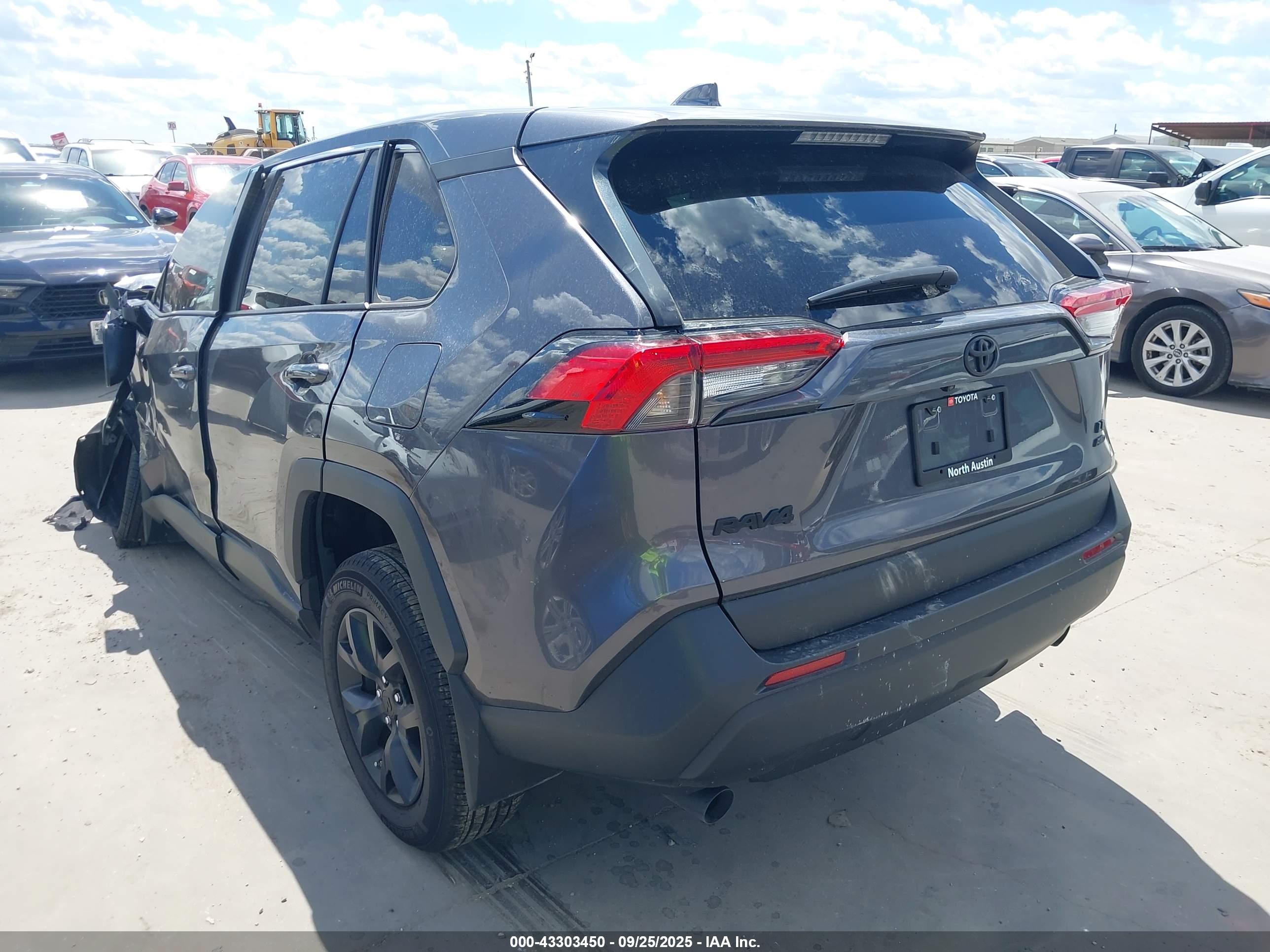 TOYOTA RAV4 image 3