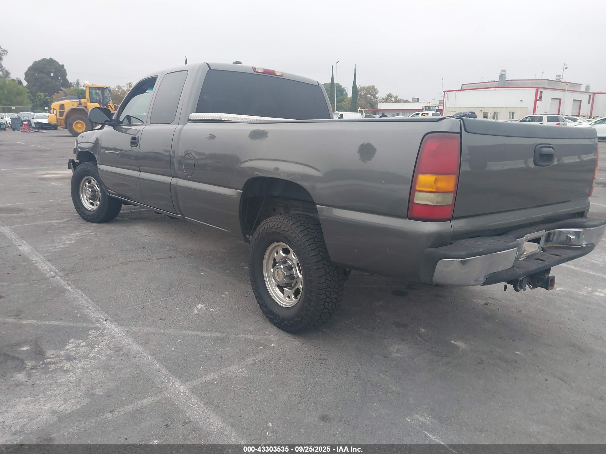 CHEVROLET SILVERADO image 3
