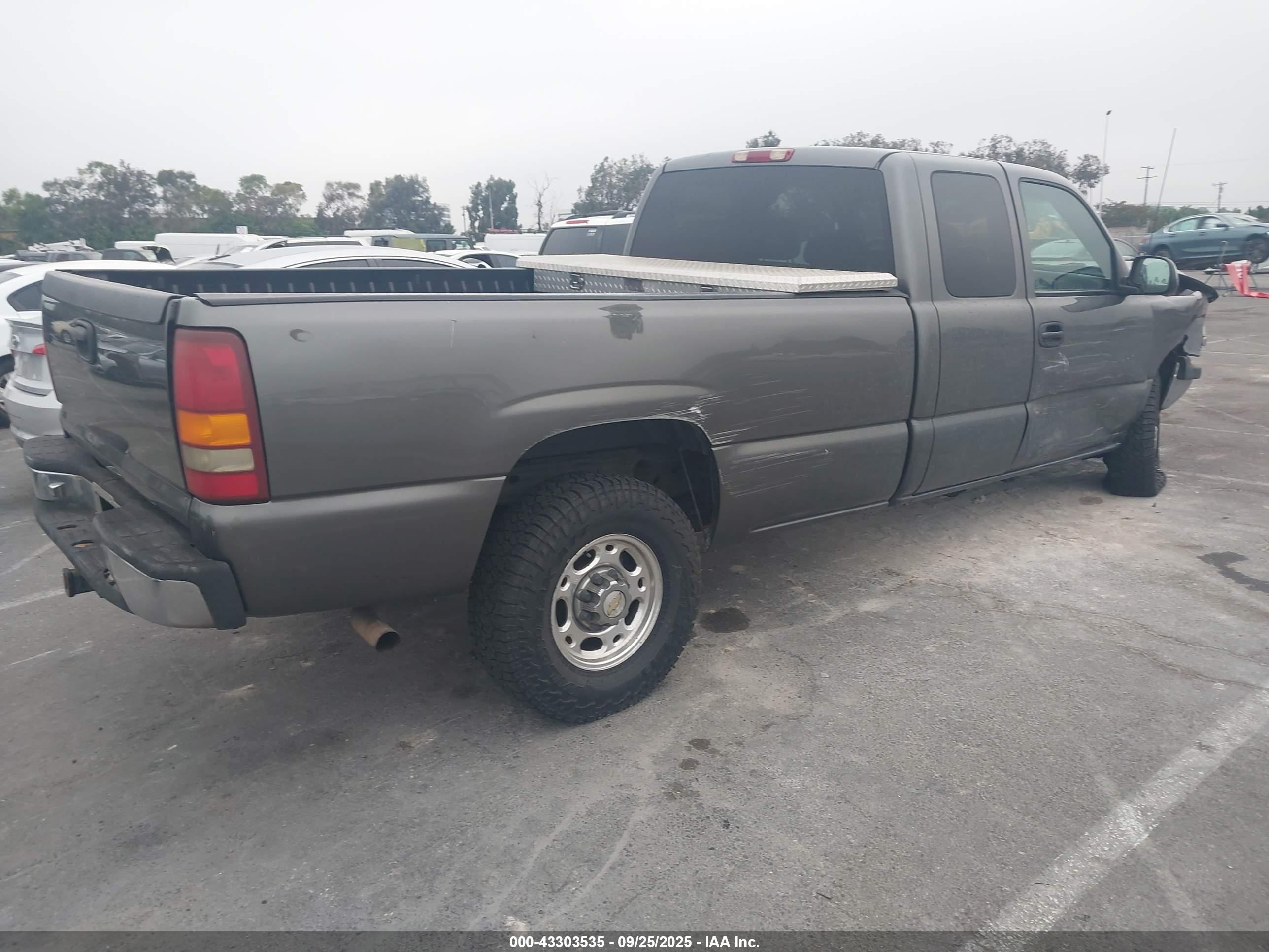 CHEVROLET SILVERADO image 4