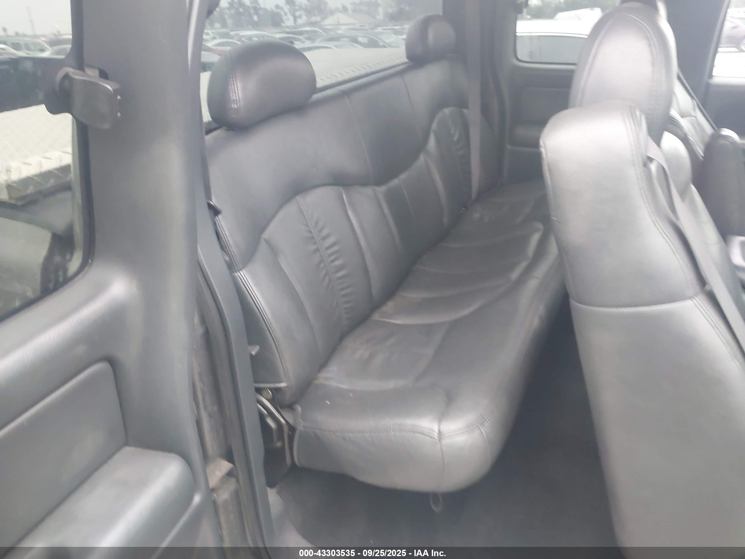 CHEVROLET SILVERADO image 8