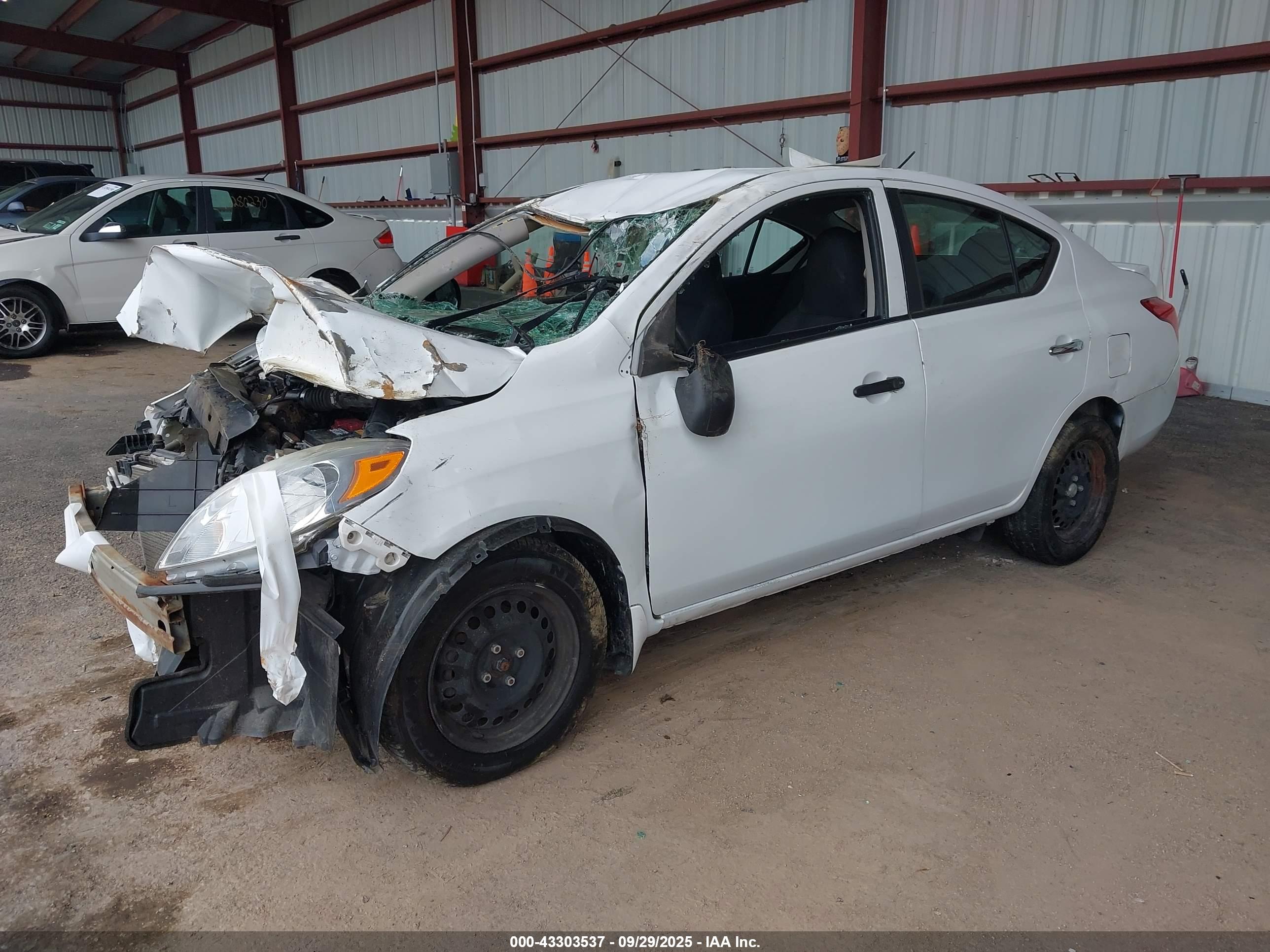 NISSAN VERSA image 2