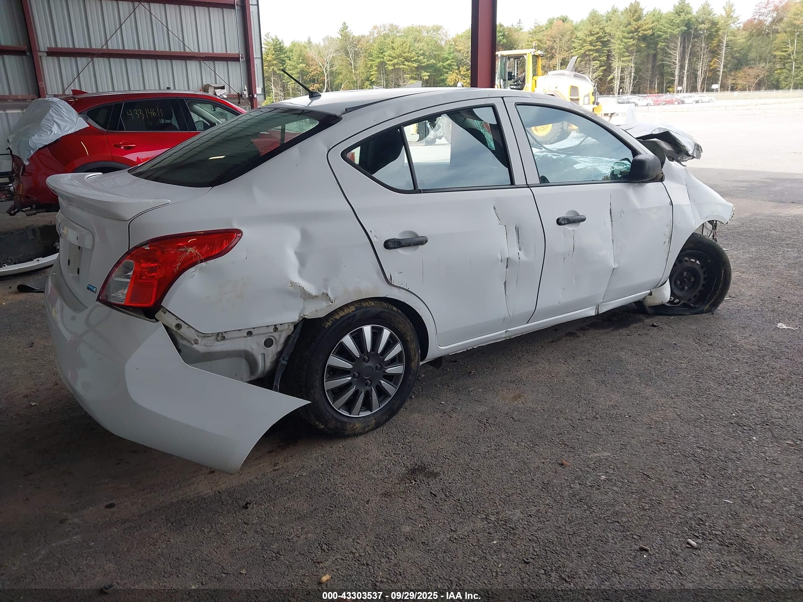 NISSAN VERSA image 4