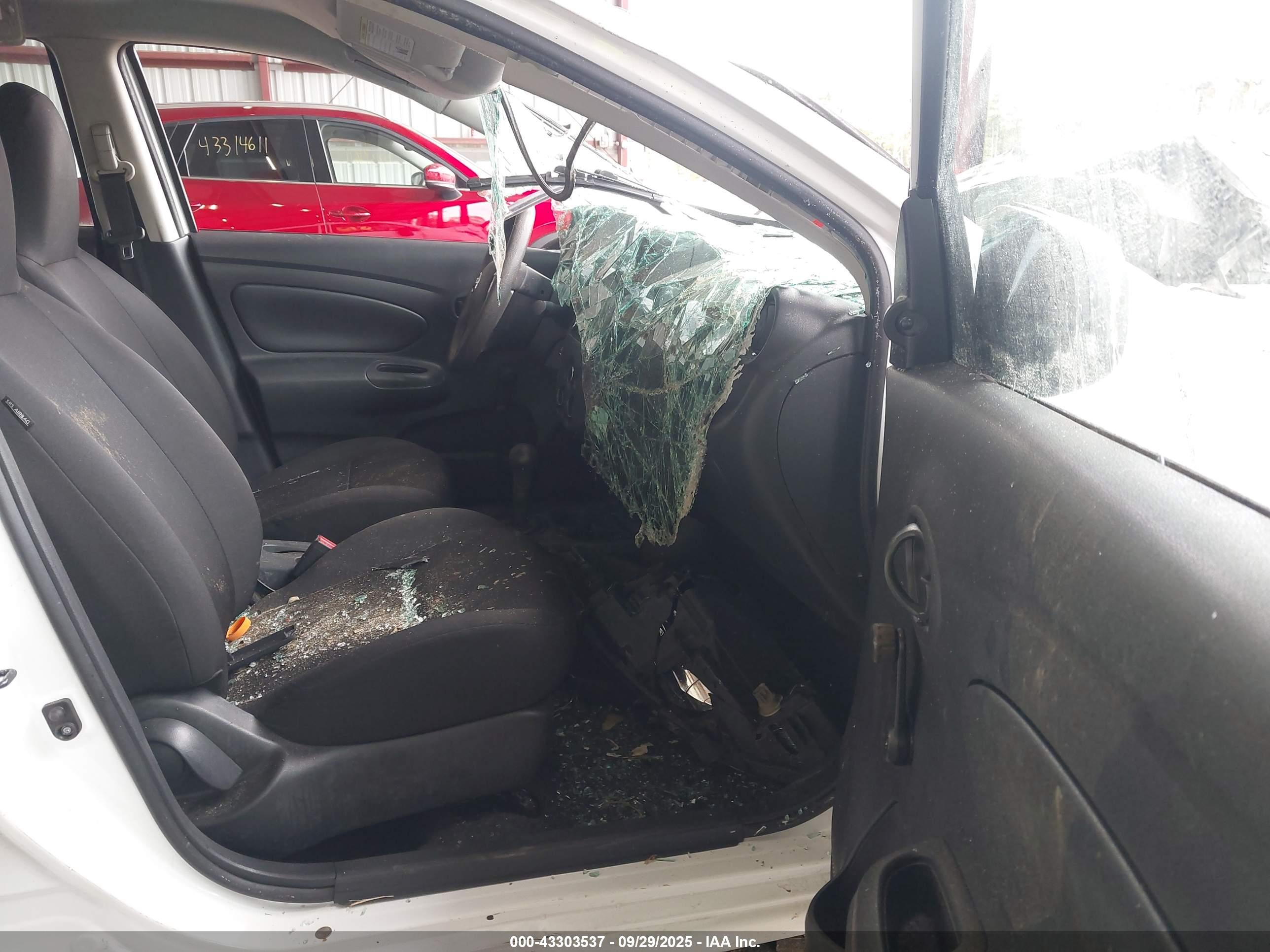 NISSAN VERSA image 5