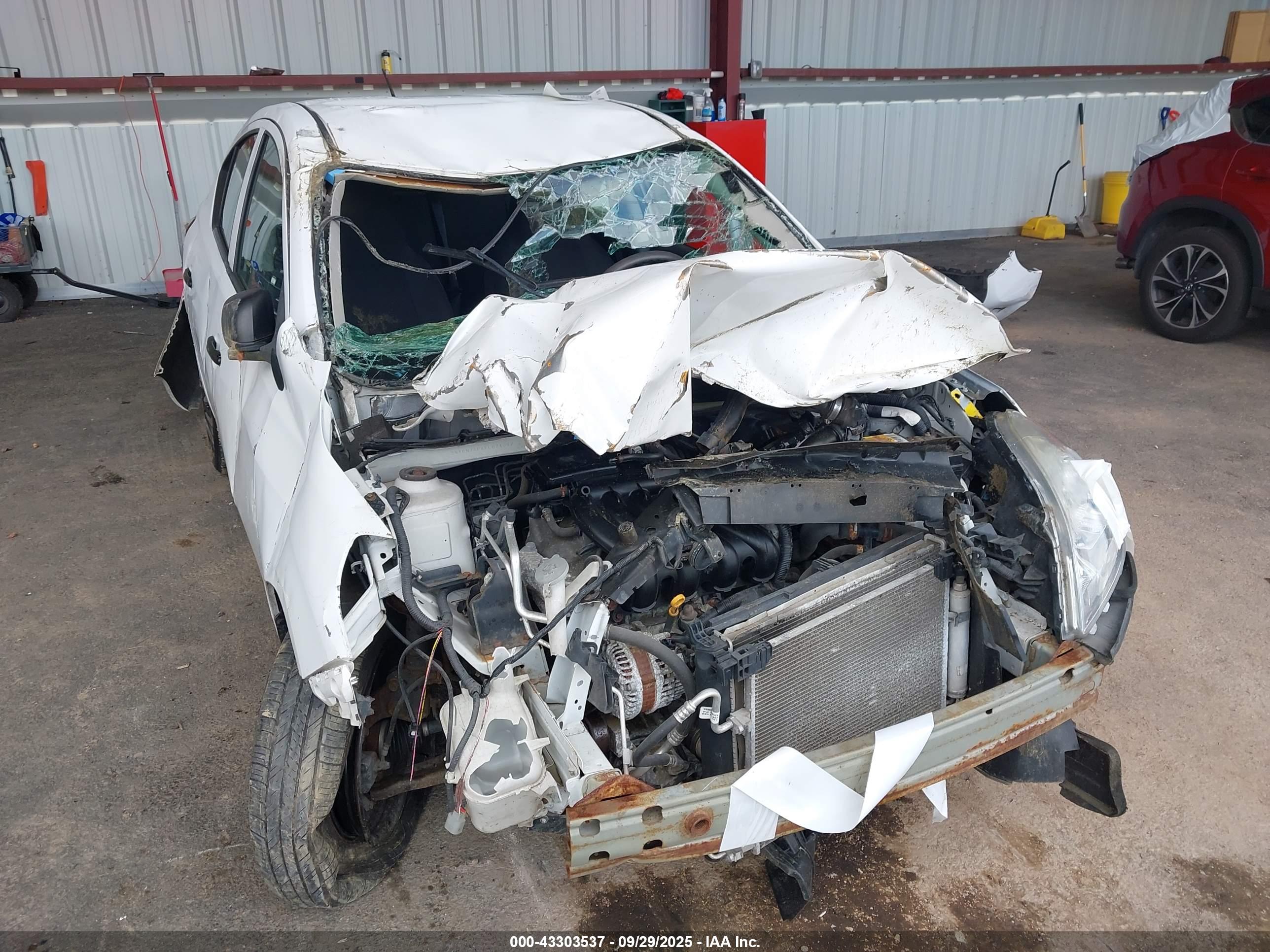 NISSAN VERSA image 6