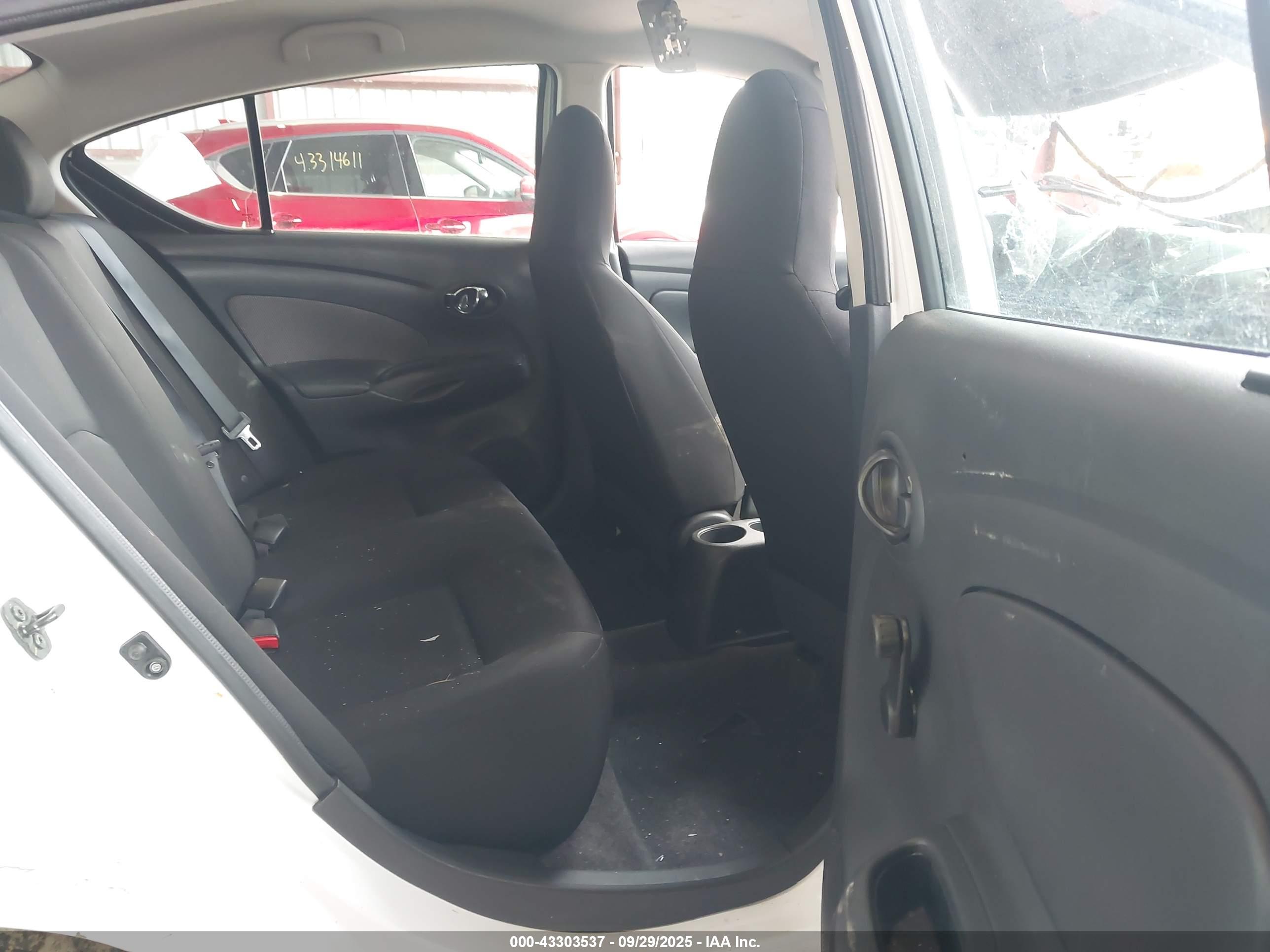 NISSAN VERSA image 8