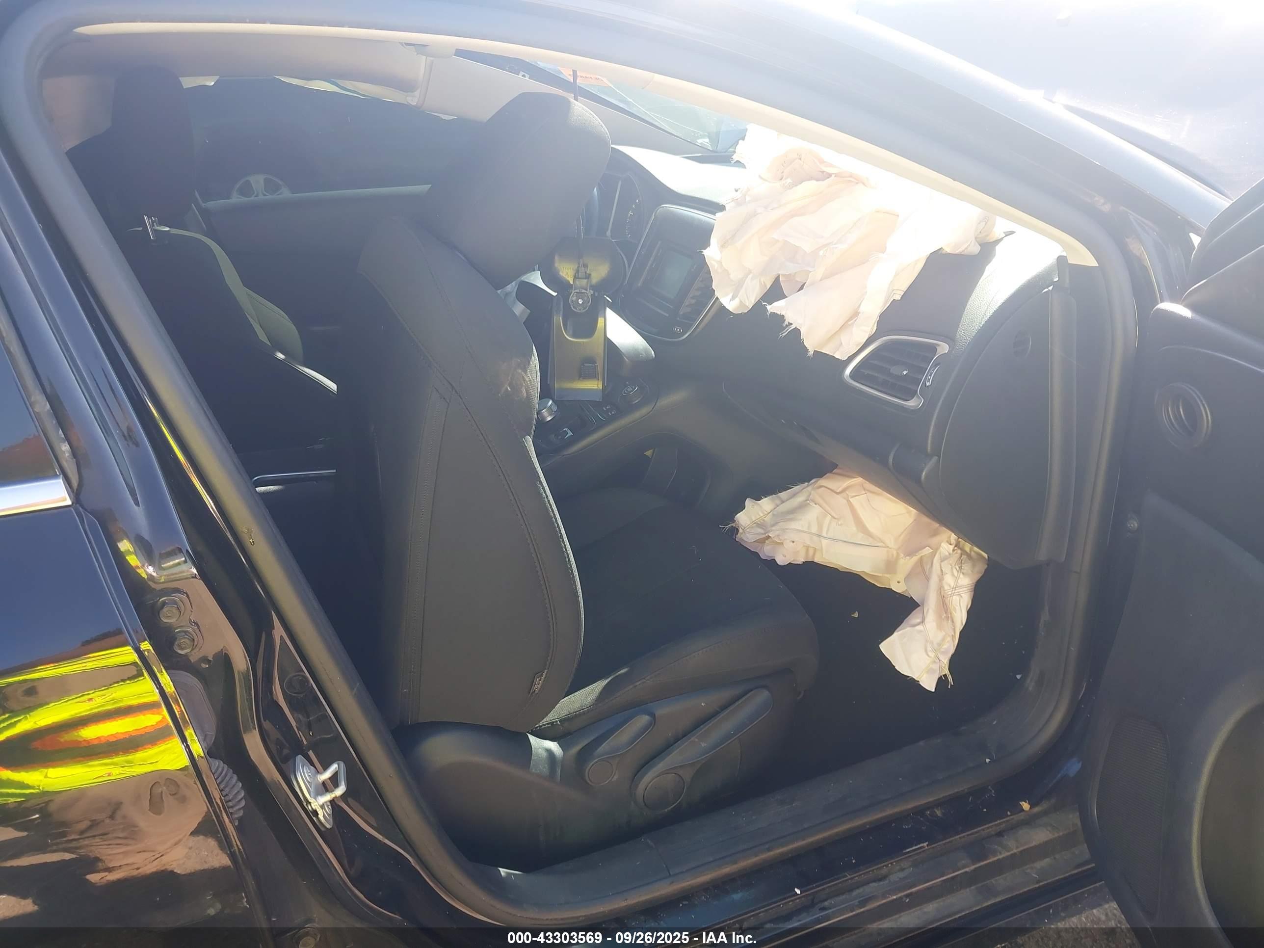 CHRYSLER 200 image 5
