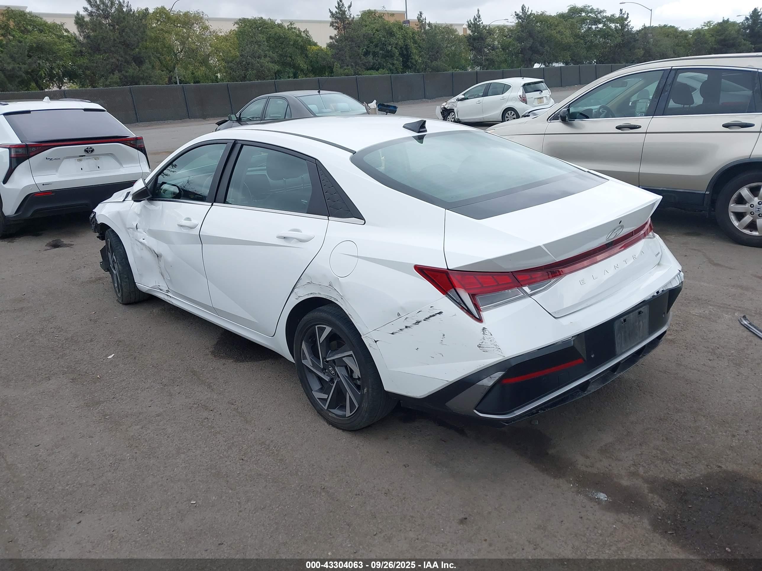 HYUNDAI ELANTRA image 3