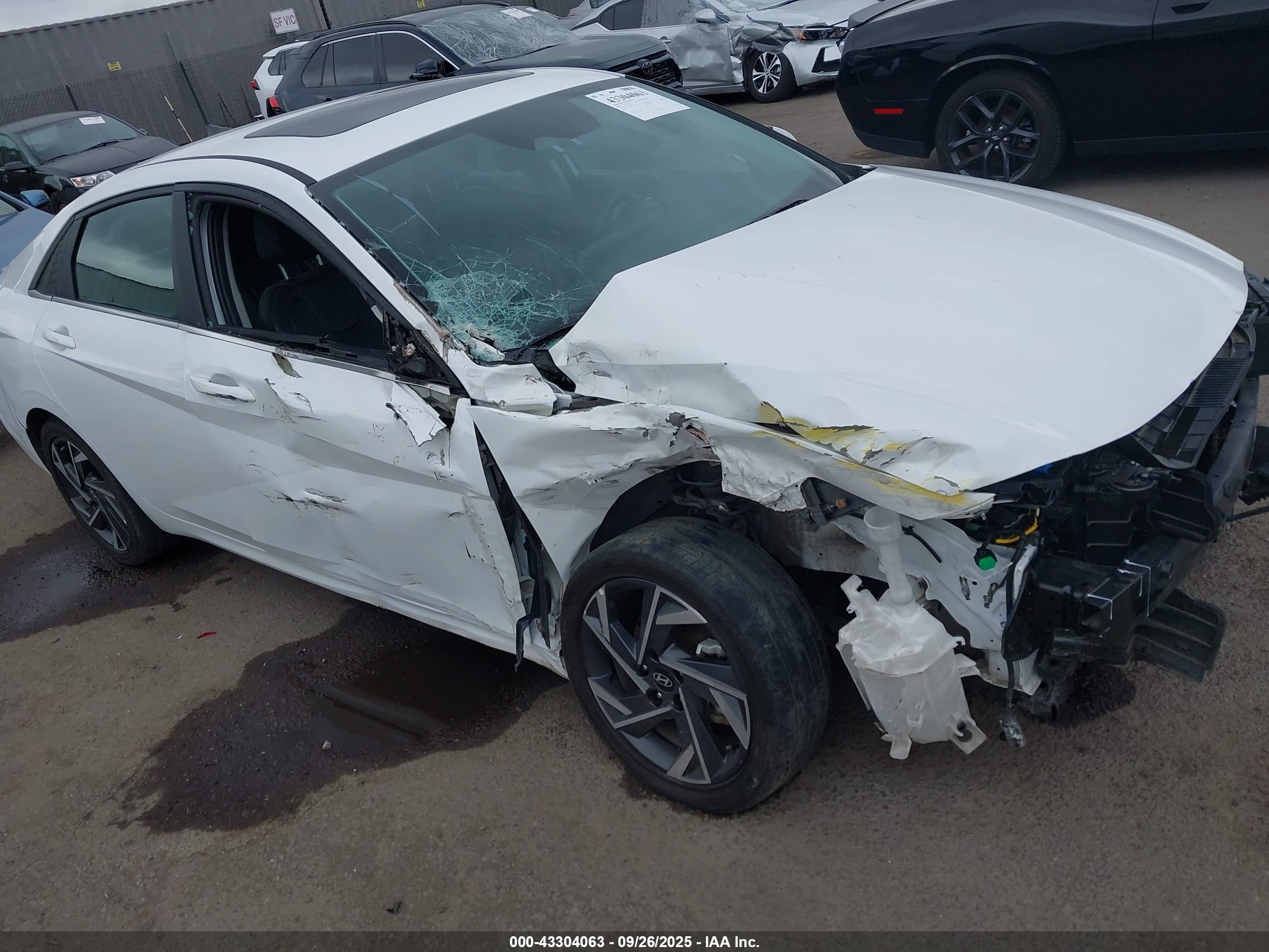 HYUNDAI ELANTRA image 6