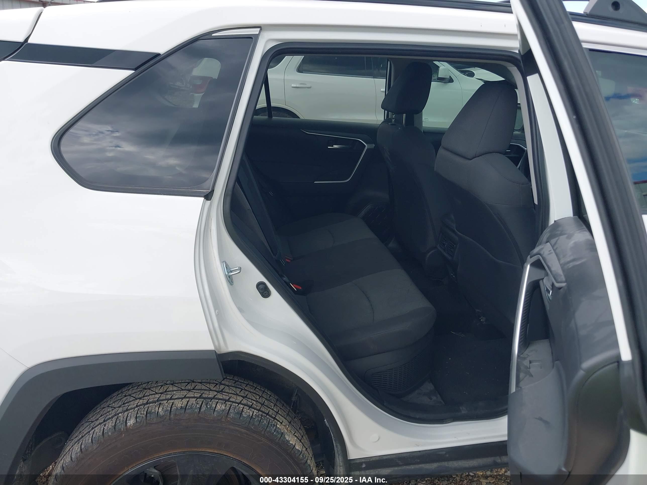 TOYOTA RAV4 image 8