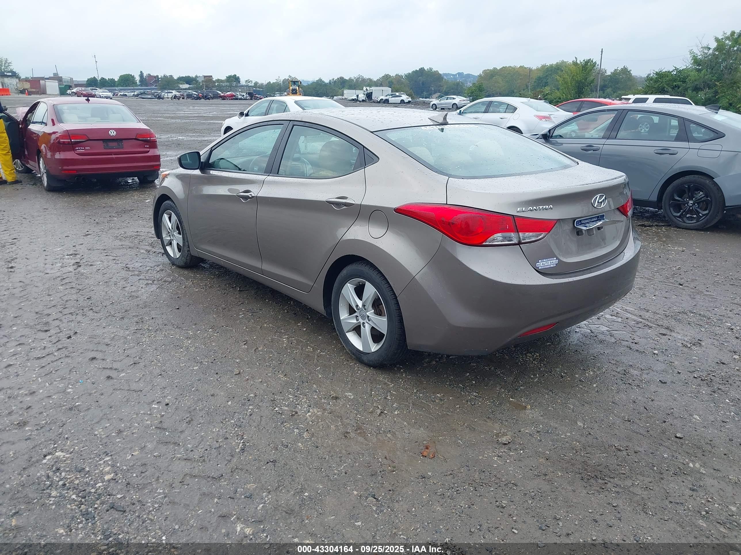 HYUNDAI ELANTRA image 3