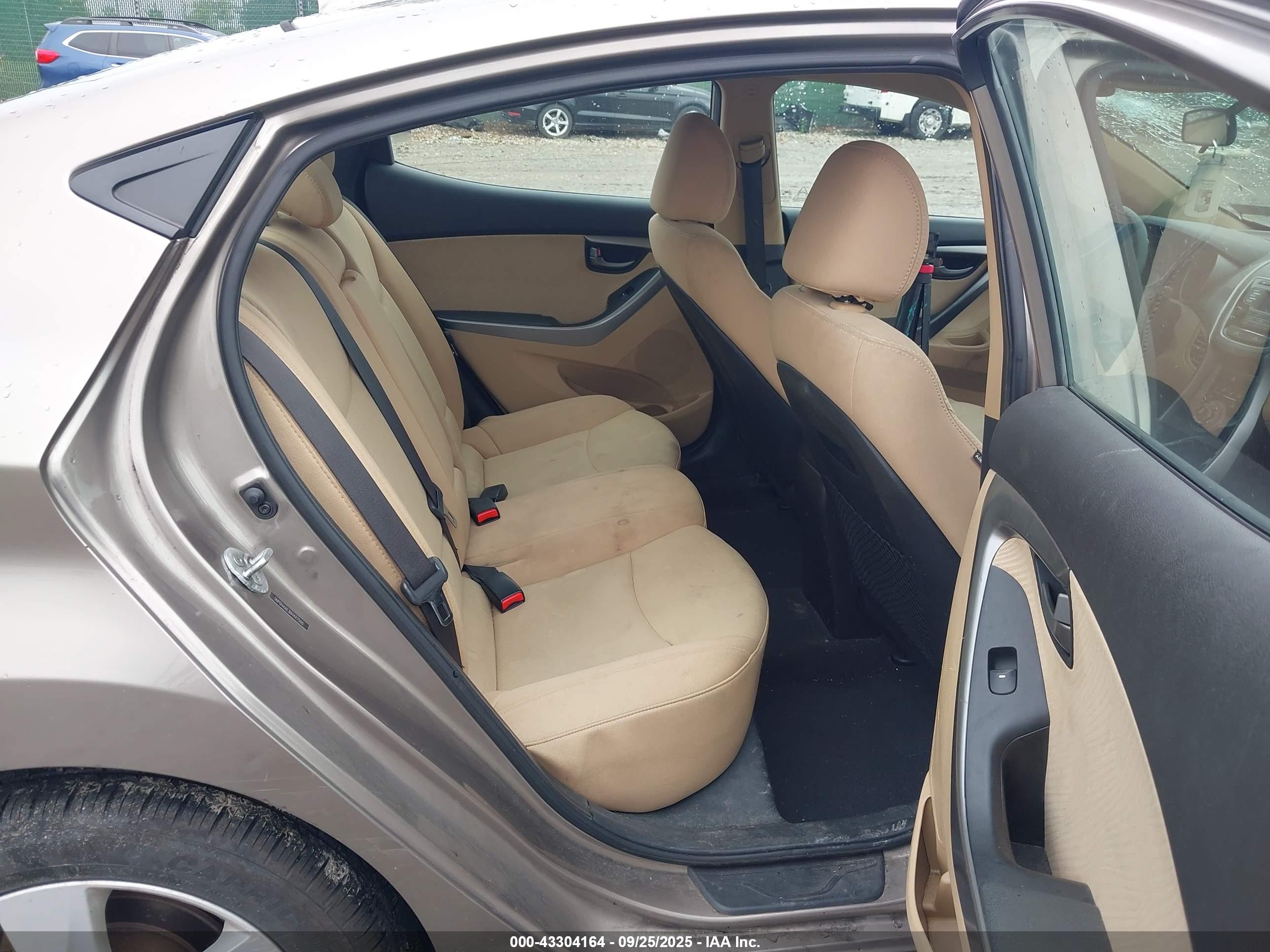 HYUNDAI ELANTRA image 8
