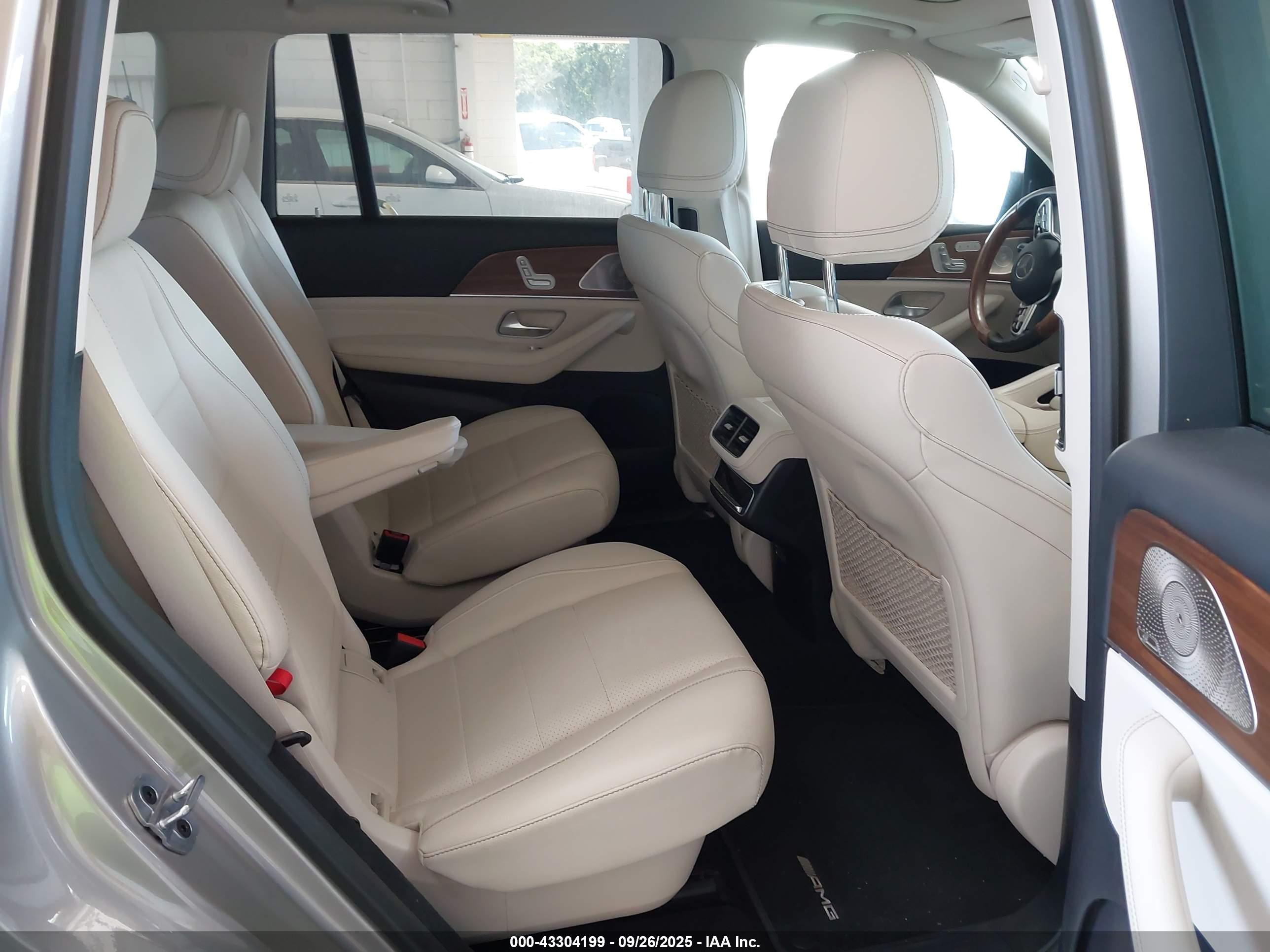 MERCEDES-BENZ GLS image 8
