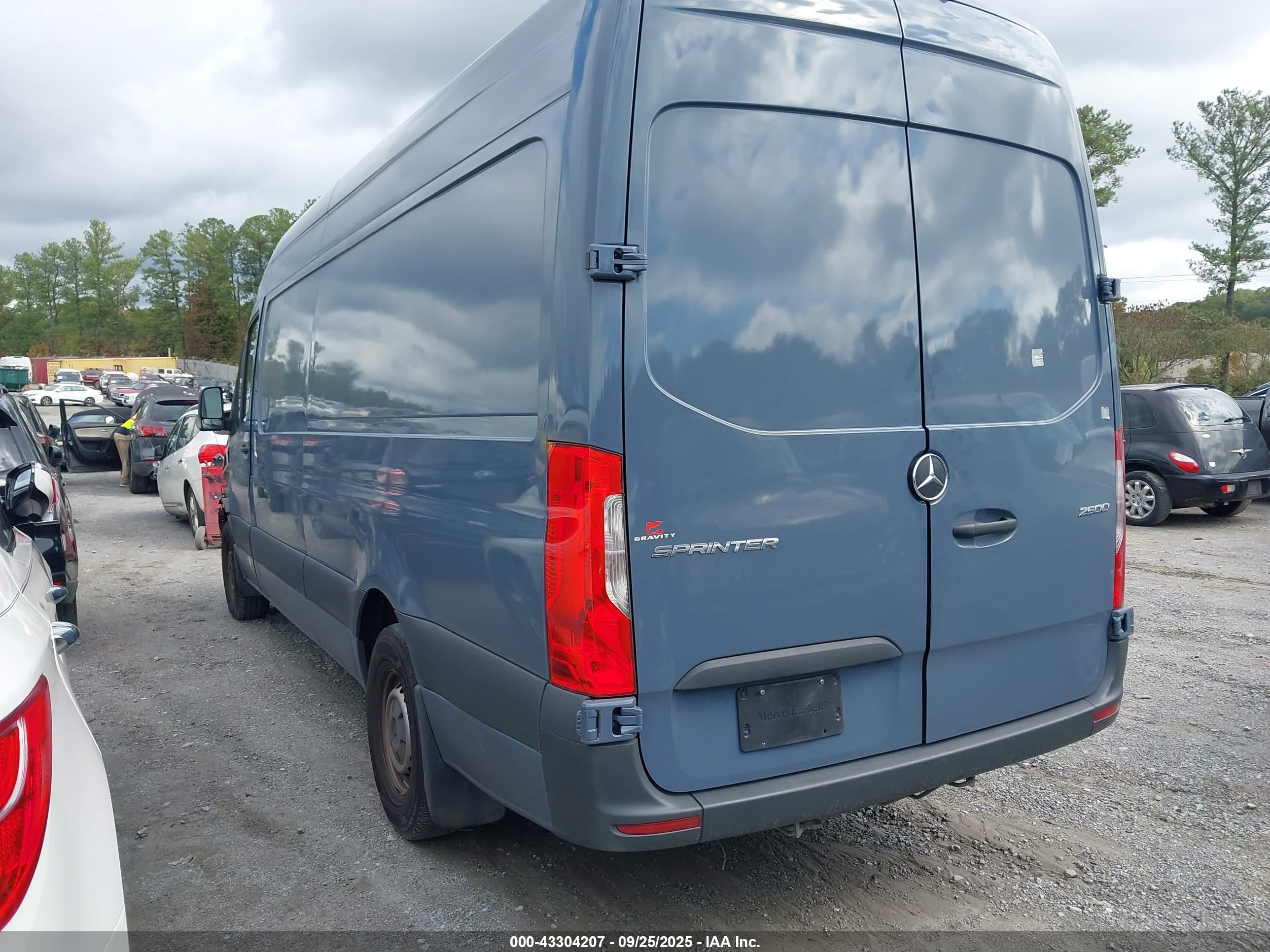 MERCEDES-BENZ SPRINTER image 3