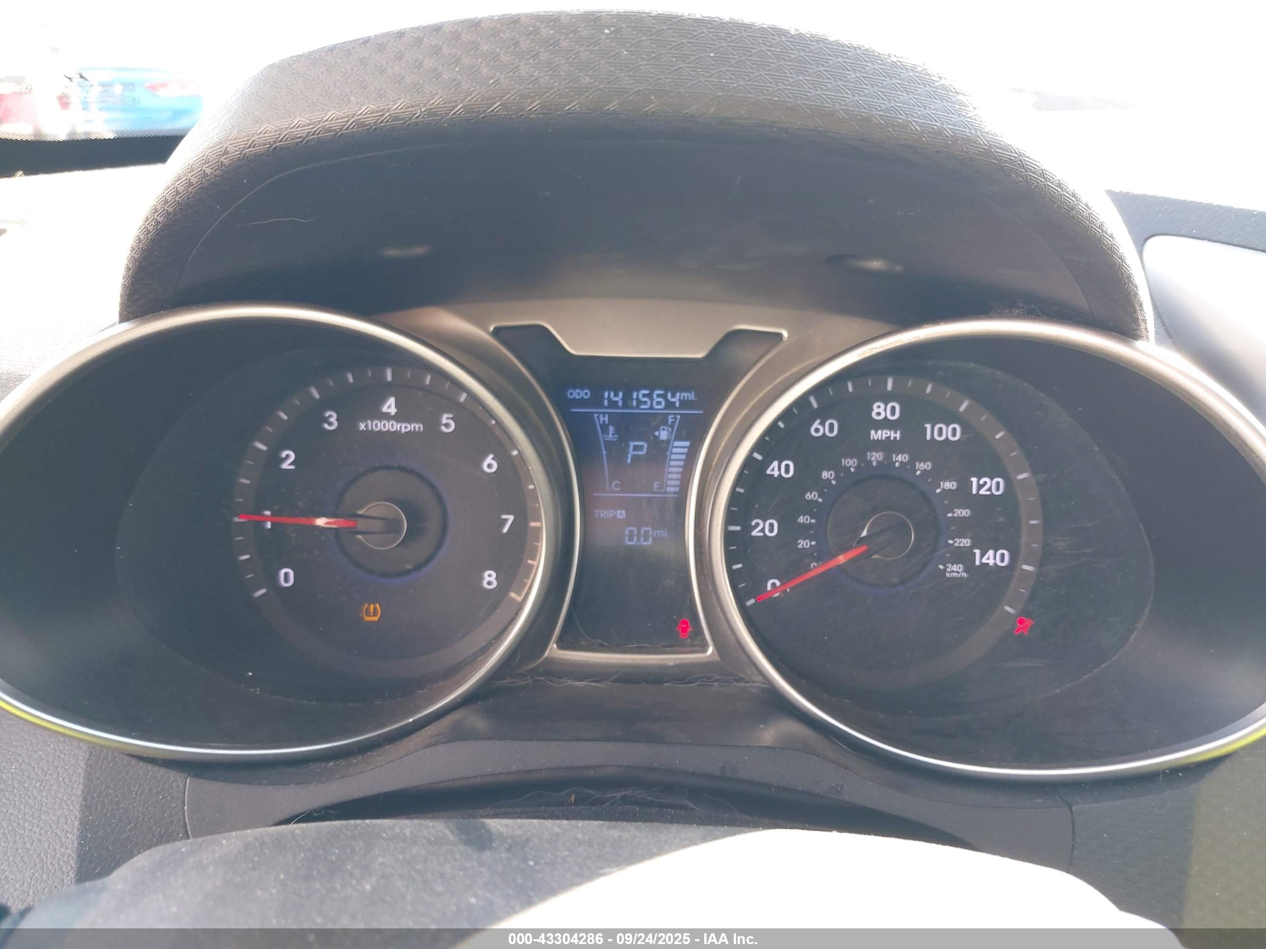 HYUNDAI VELOSTER image 7