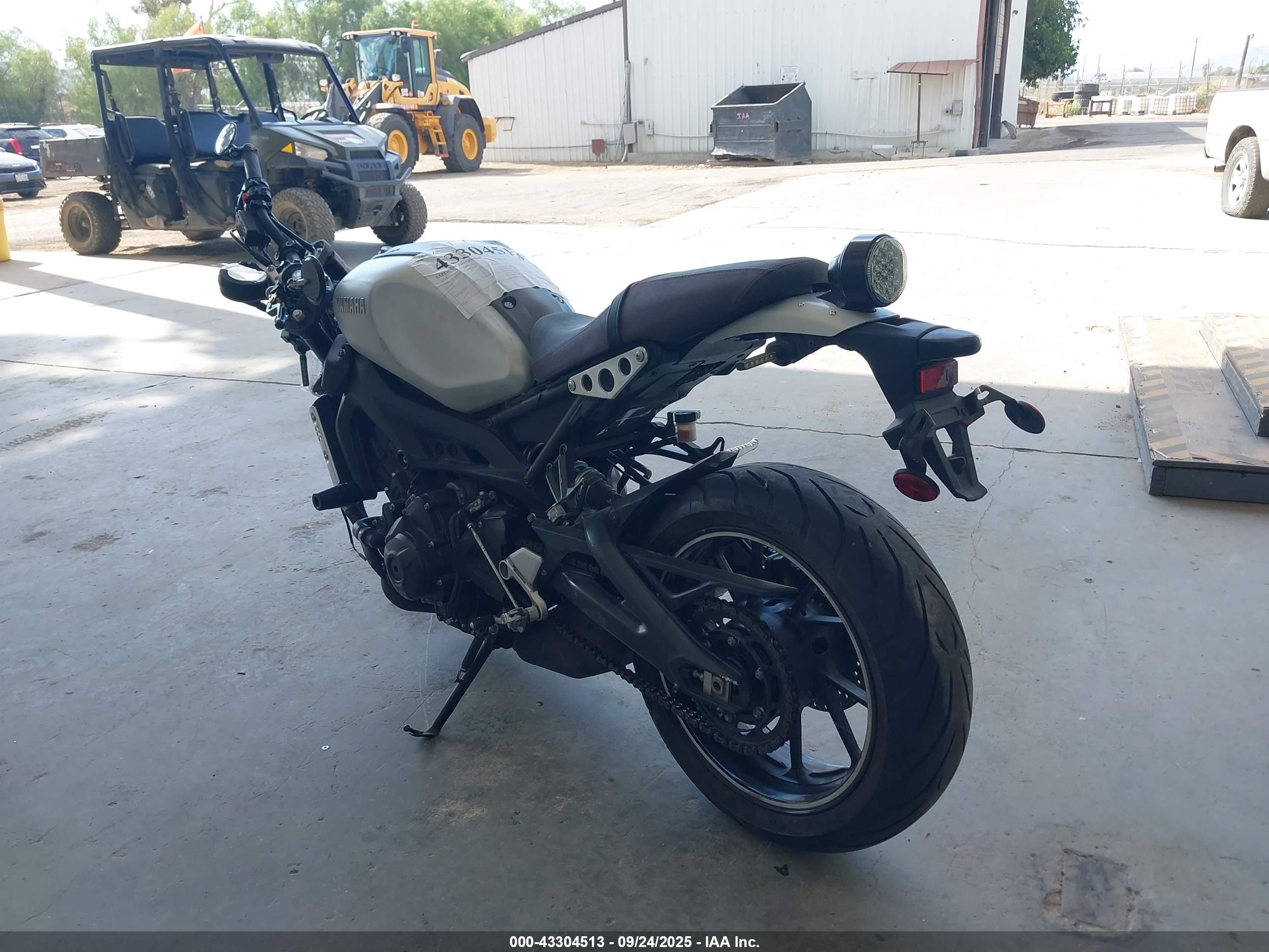 YAMAHA XSR900 image 3
