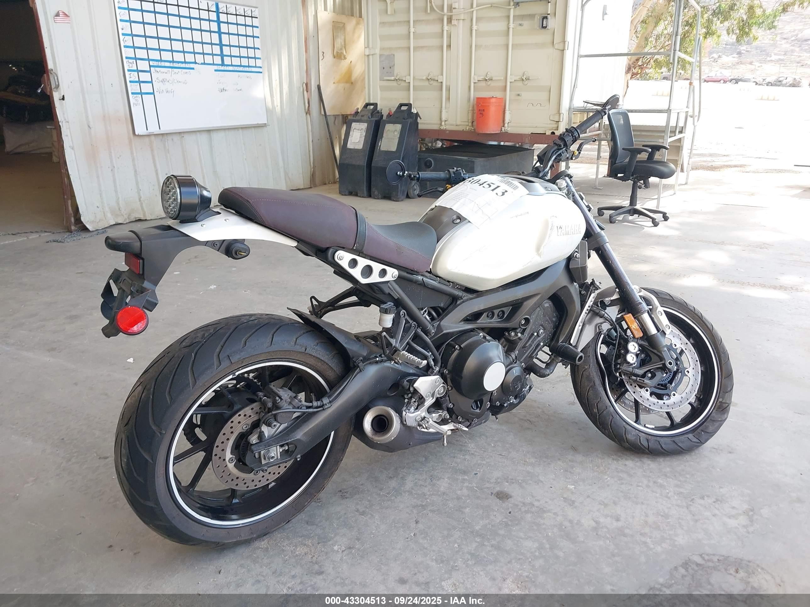 YAMAHA XSR900 image 4