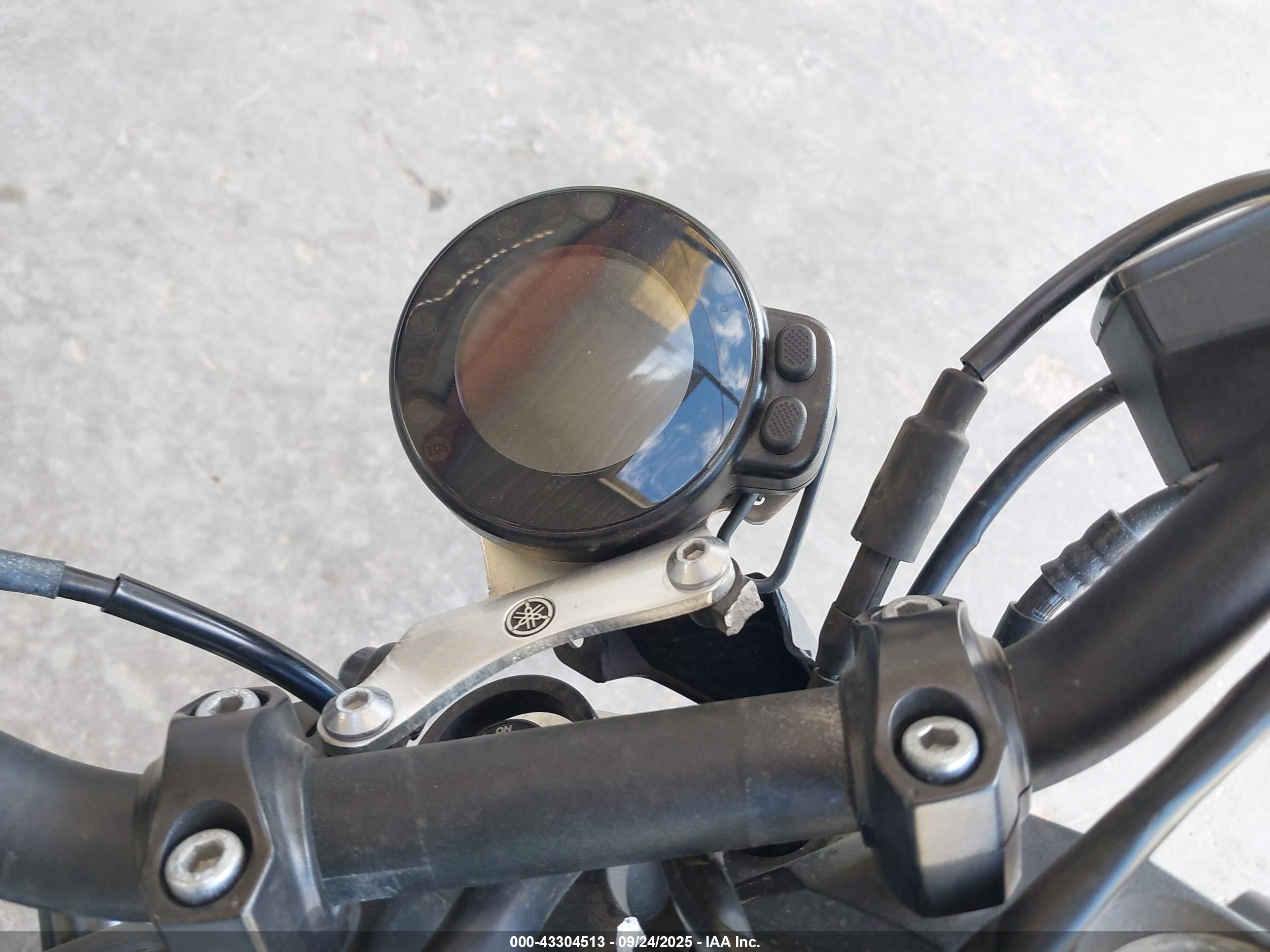 YAMAHA XSR900 image 7