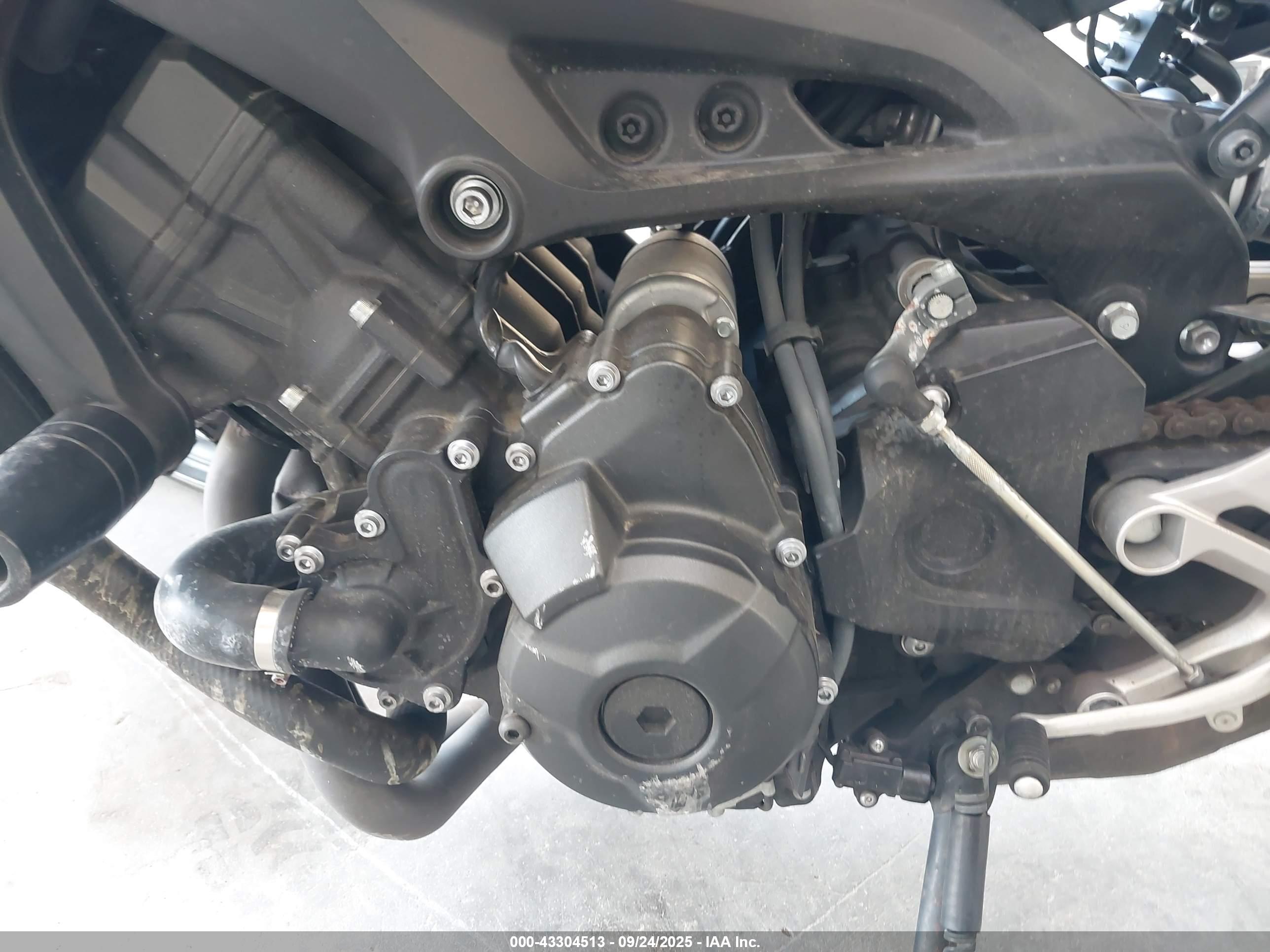 YAMAHA XSR900 image 9