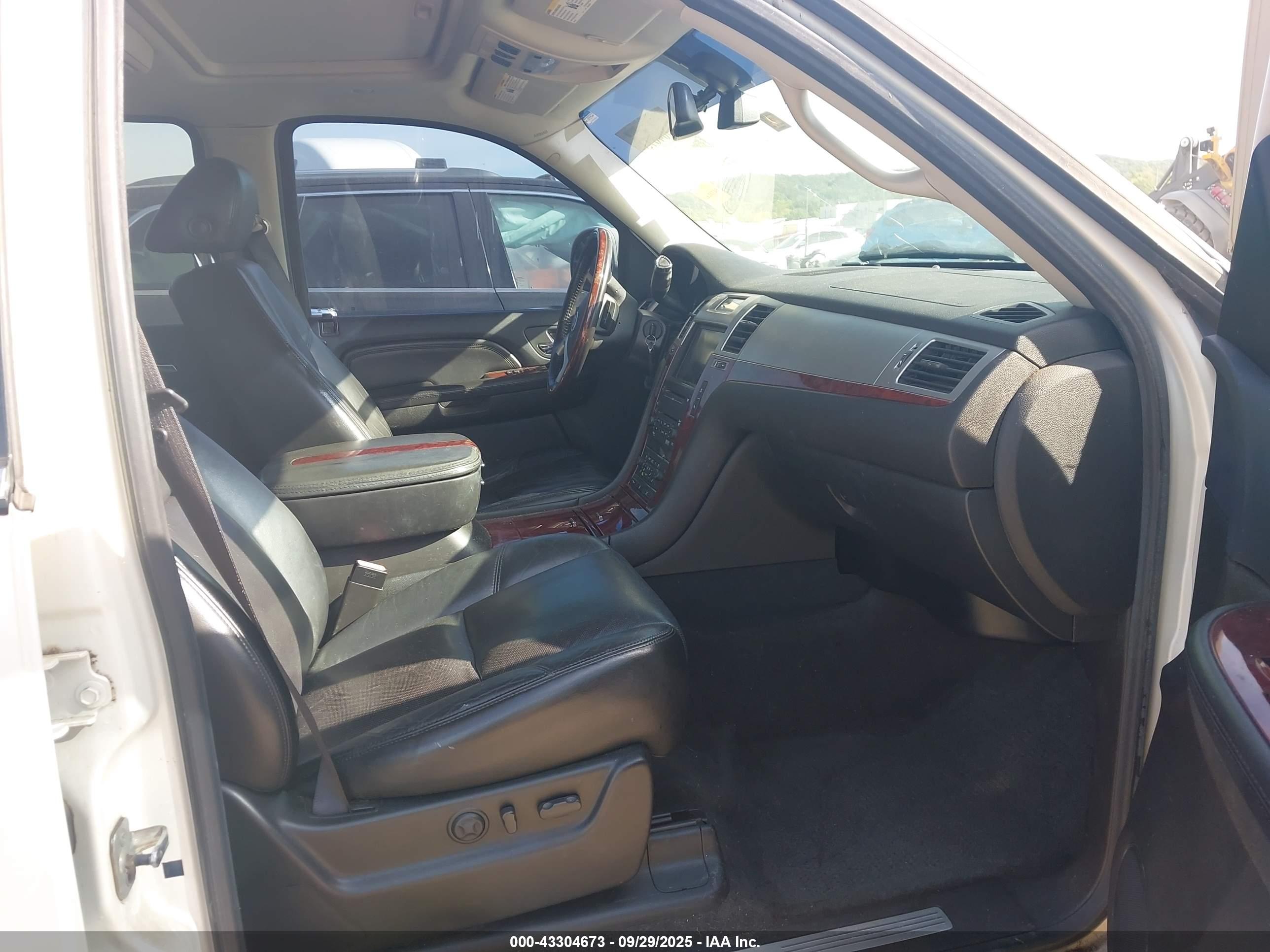 CADILLAC ESCALADE image 5