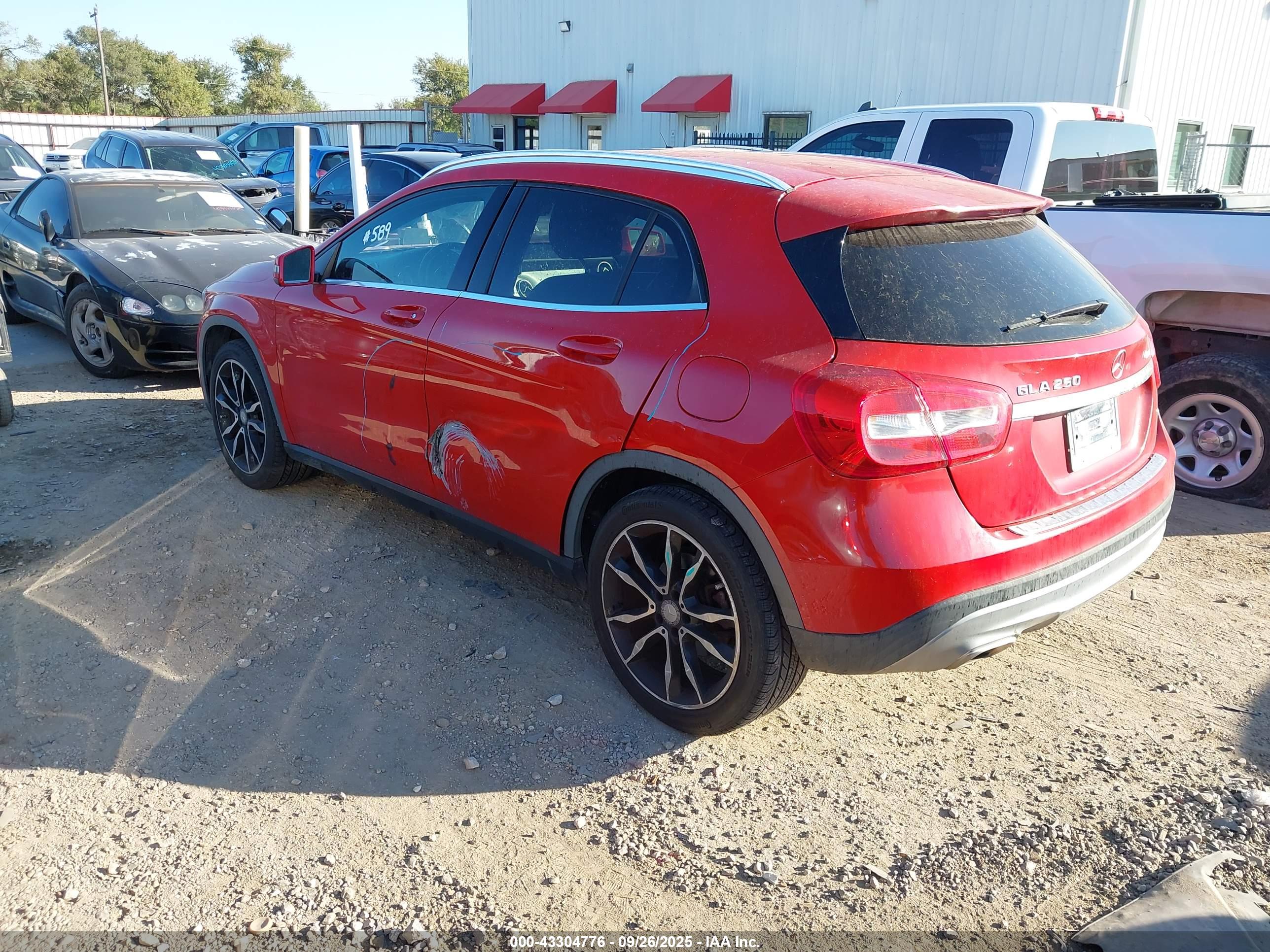 MERCEDES-BENZ GLA image 3