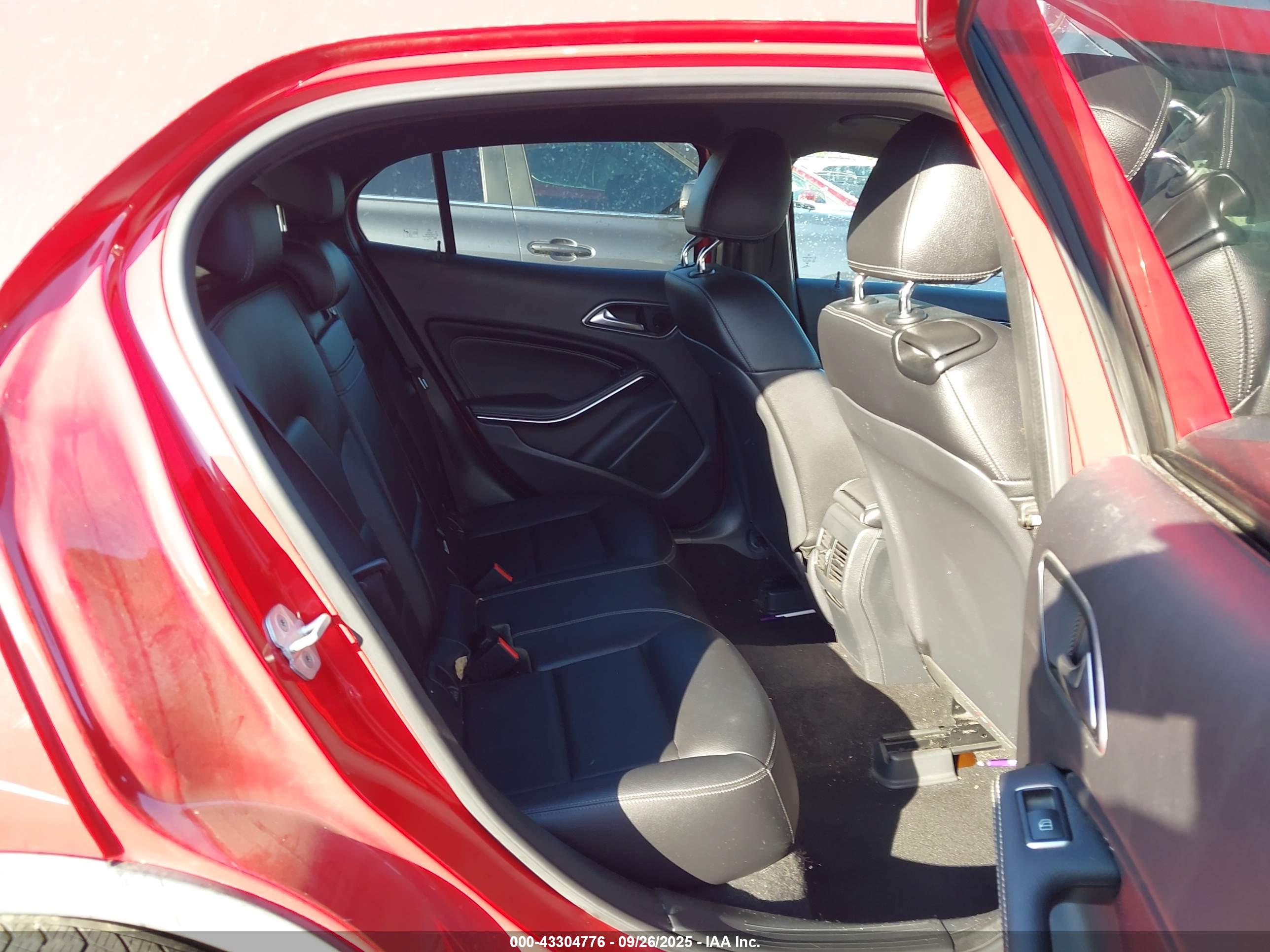 MERCEDES-BENZ GLA image 8