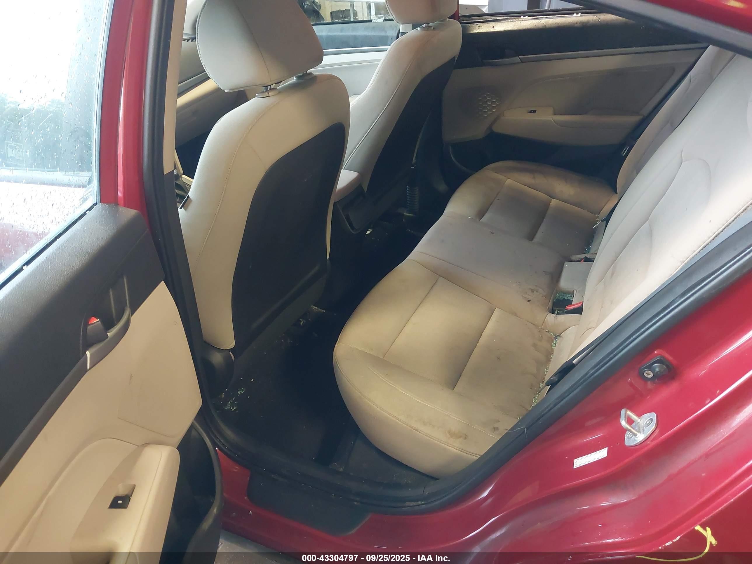 HYUNDAI ELANTRA image 8