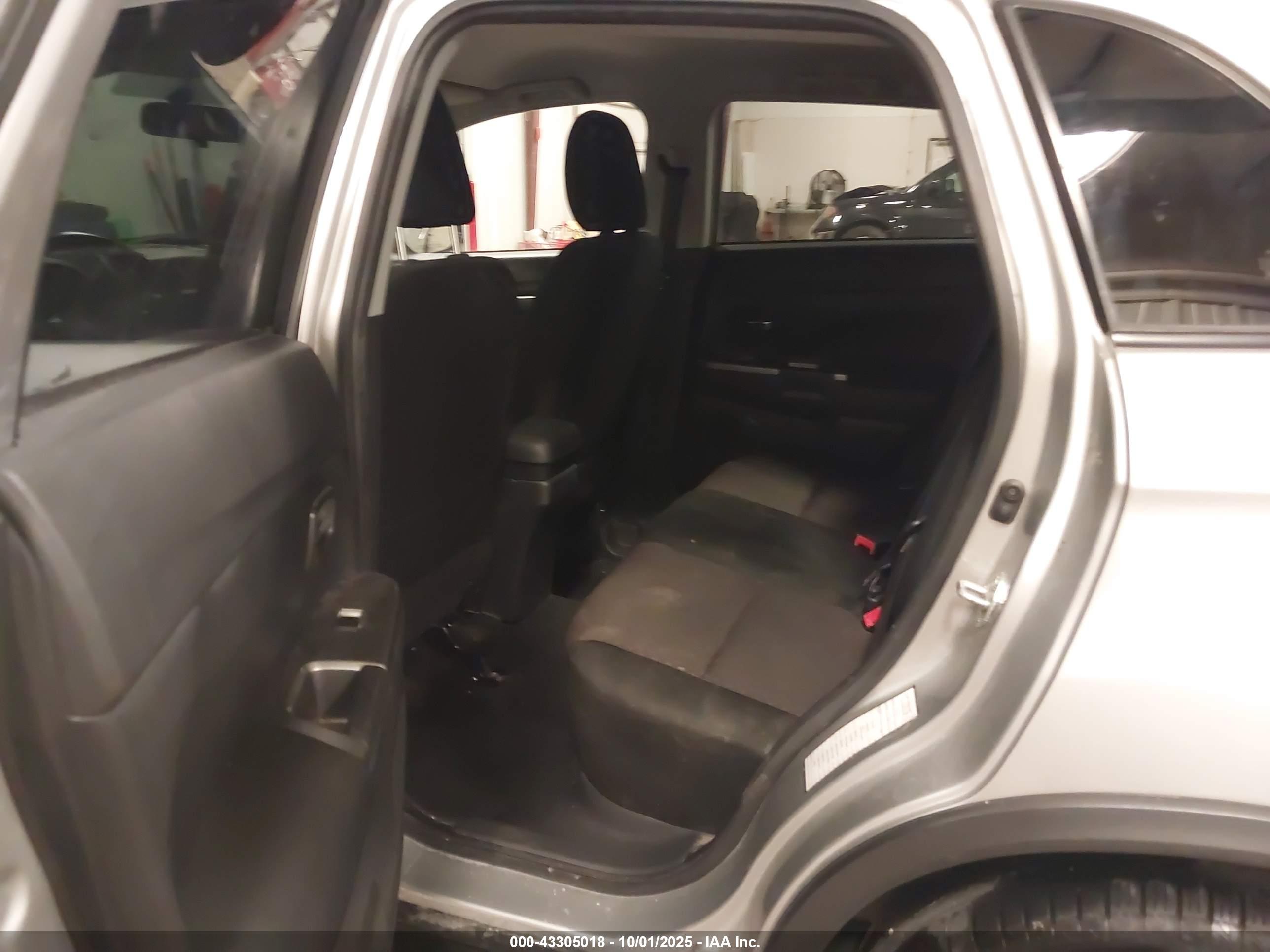 MITSUBISHI OUTLANDER image 8