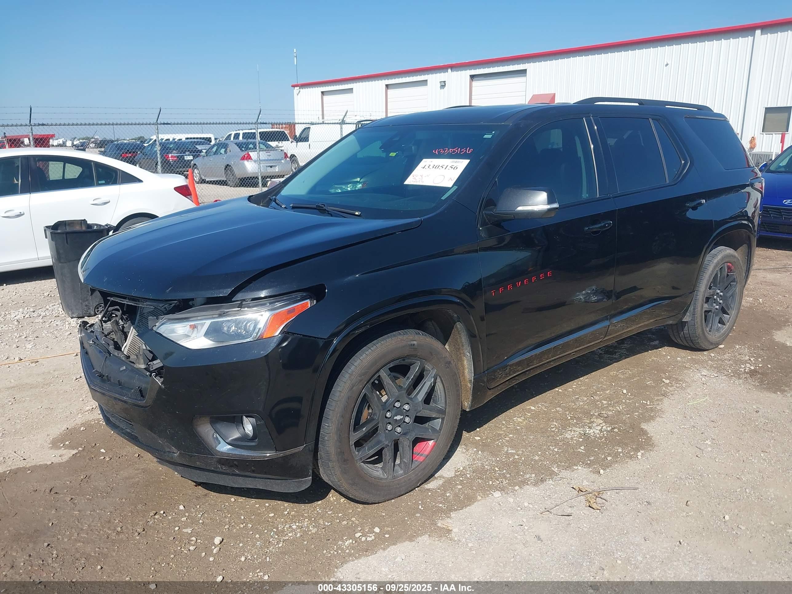 CHEVROLET TRAVERSE image 2