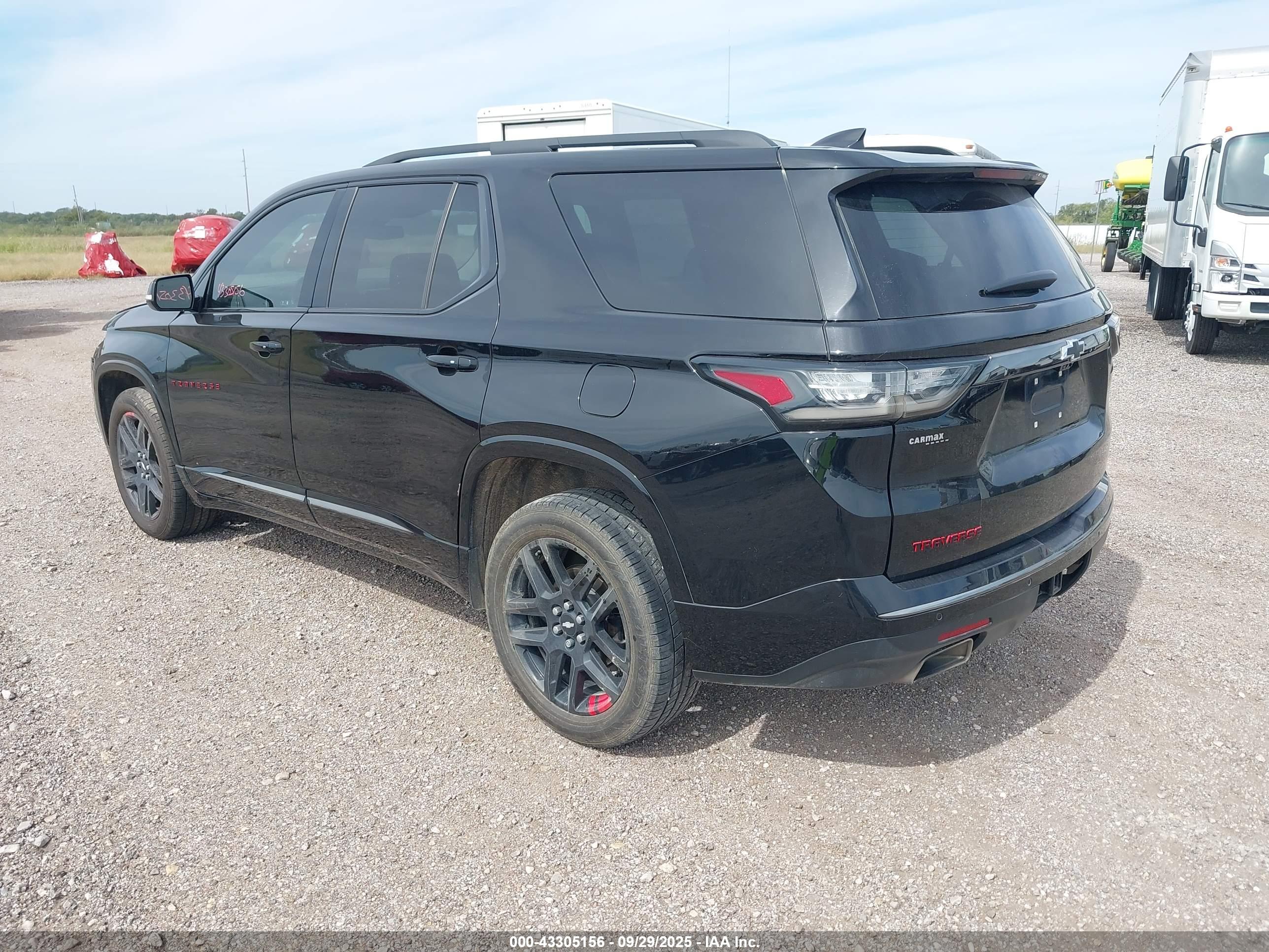 CHEVROLET TRAVERSE image 3