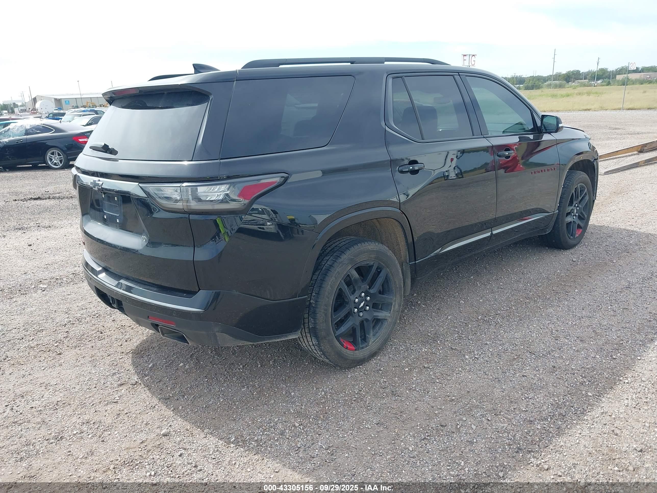 CHEVROLET TRAVERSE image 4