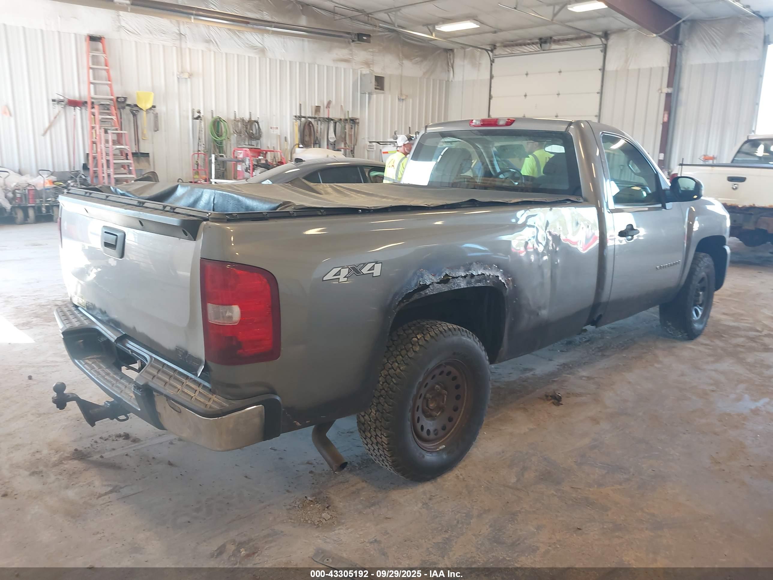 CHEVROLET SILVERADO image 4