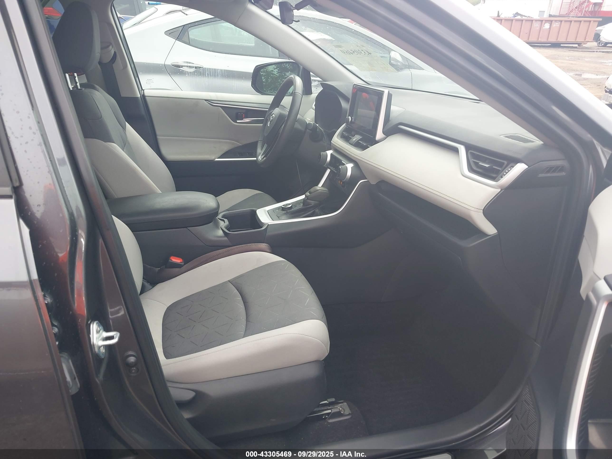 TOYOTA RAV4 image 5