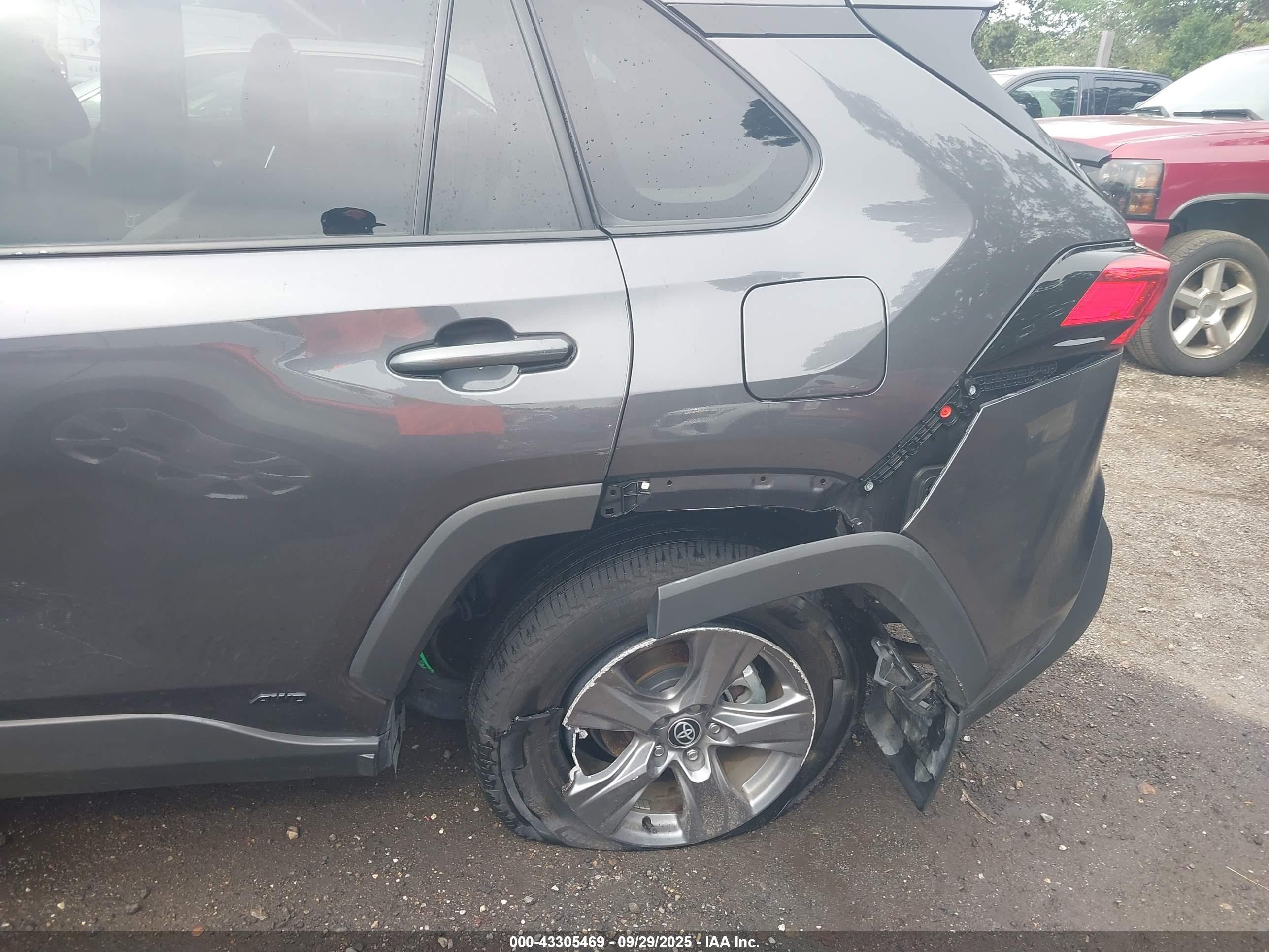 TOYOTA RAV4 image 6