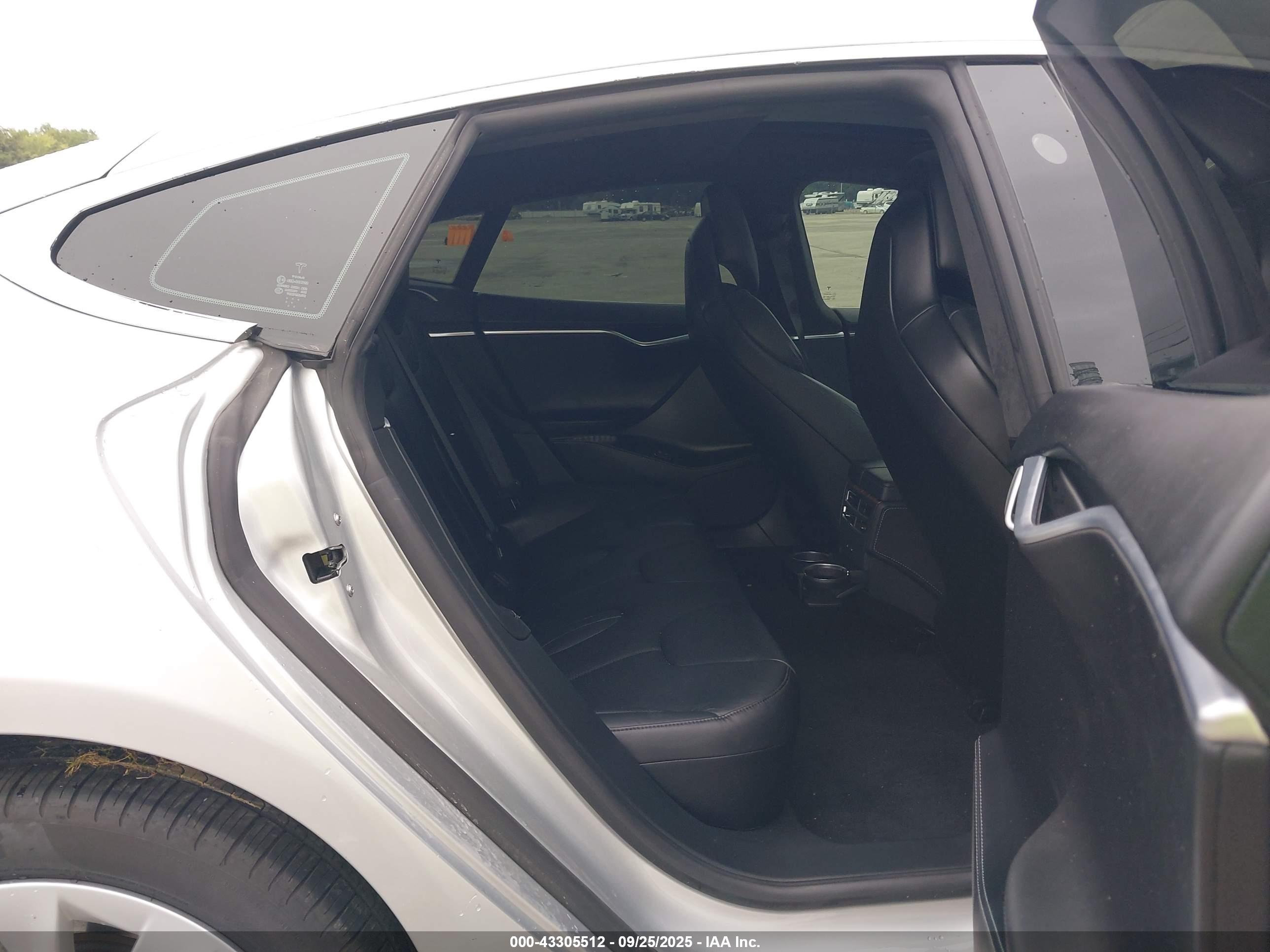 TESLA MODEL image 8