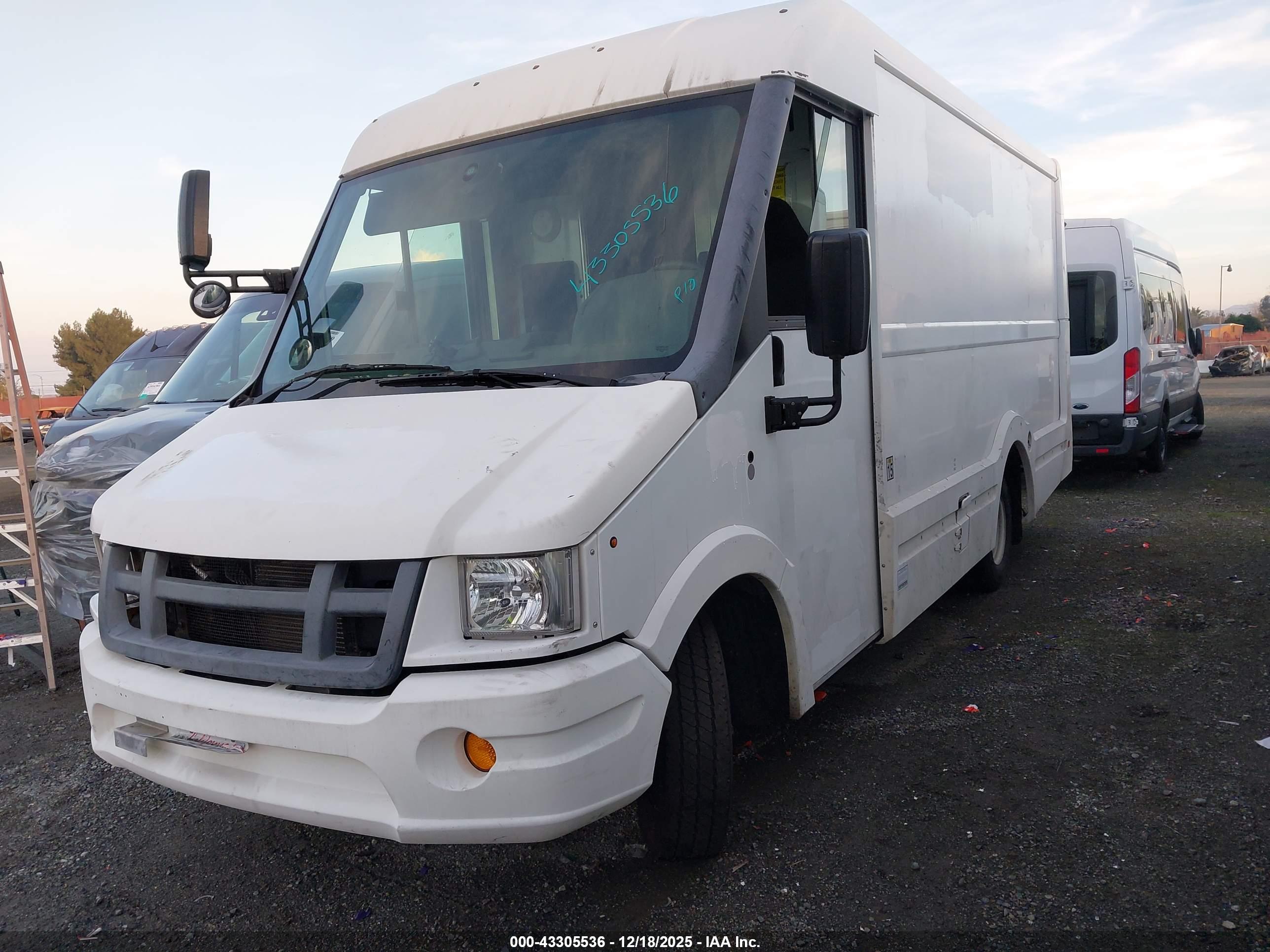 ISUZU NPR image 2