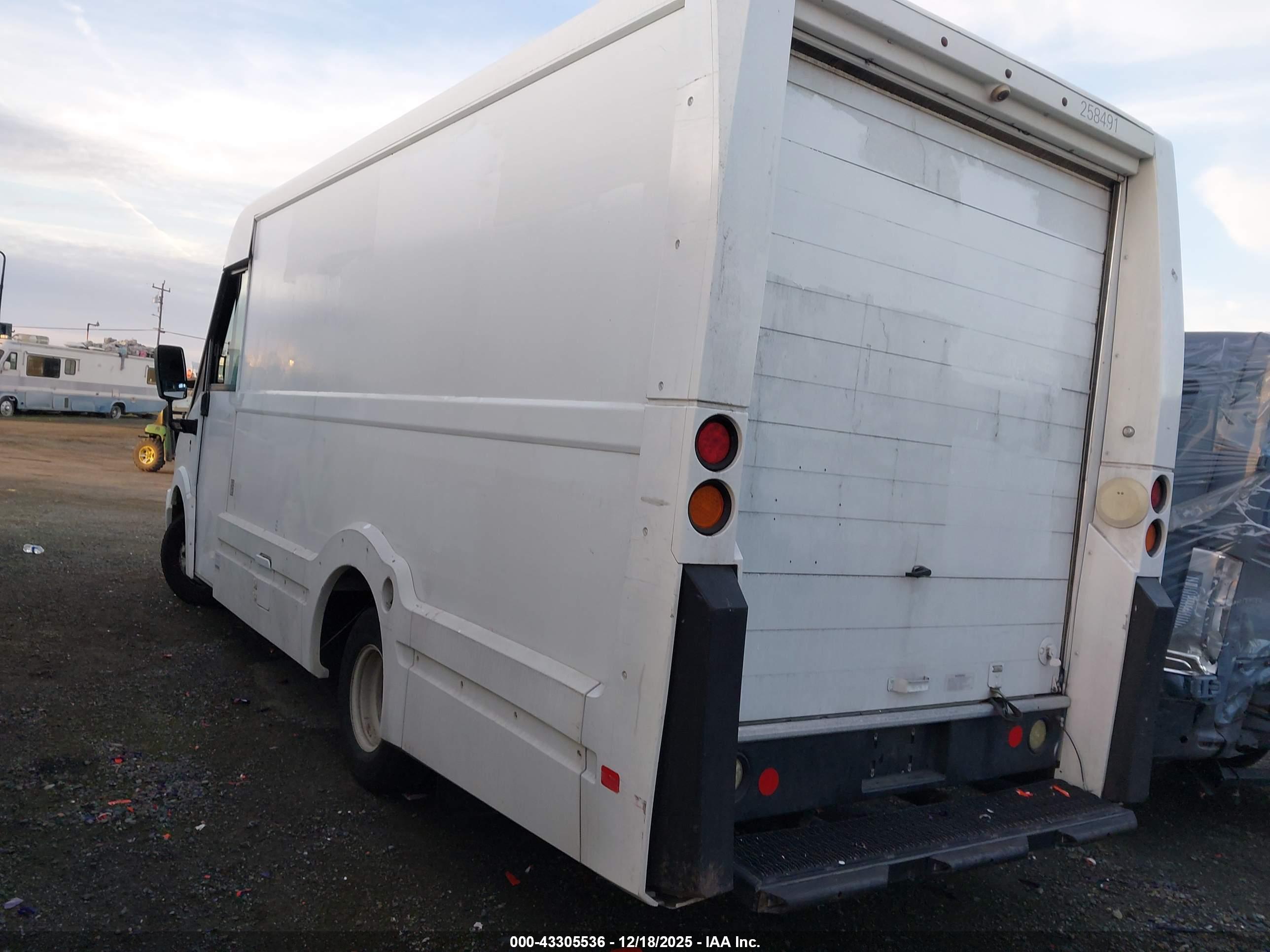 ISUZU NPR image 3