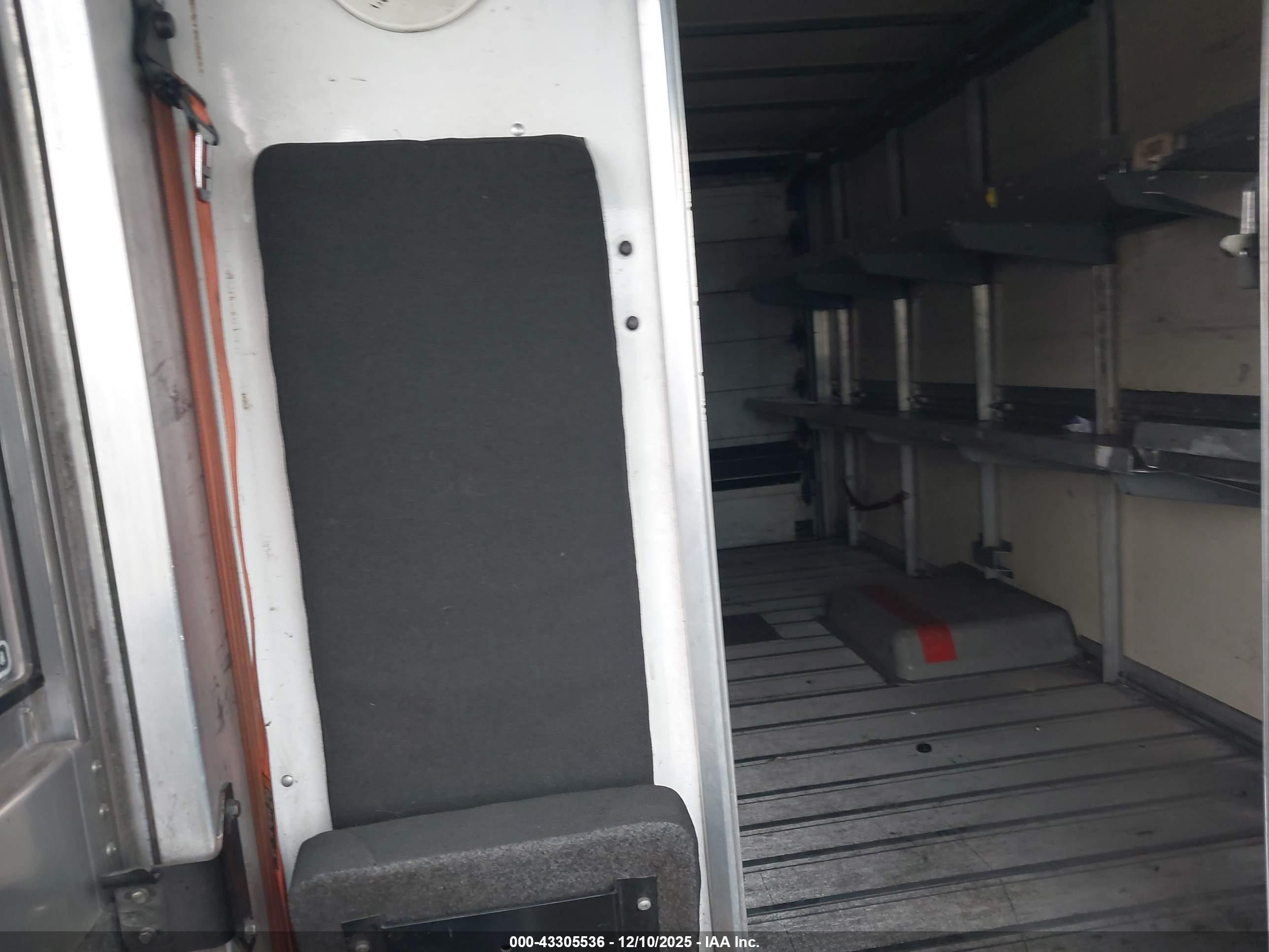 ISUZU NPR image 8