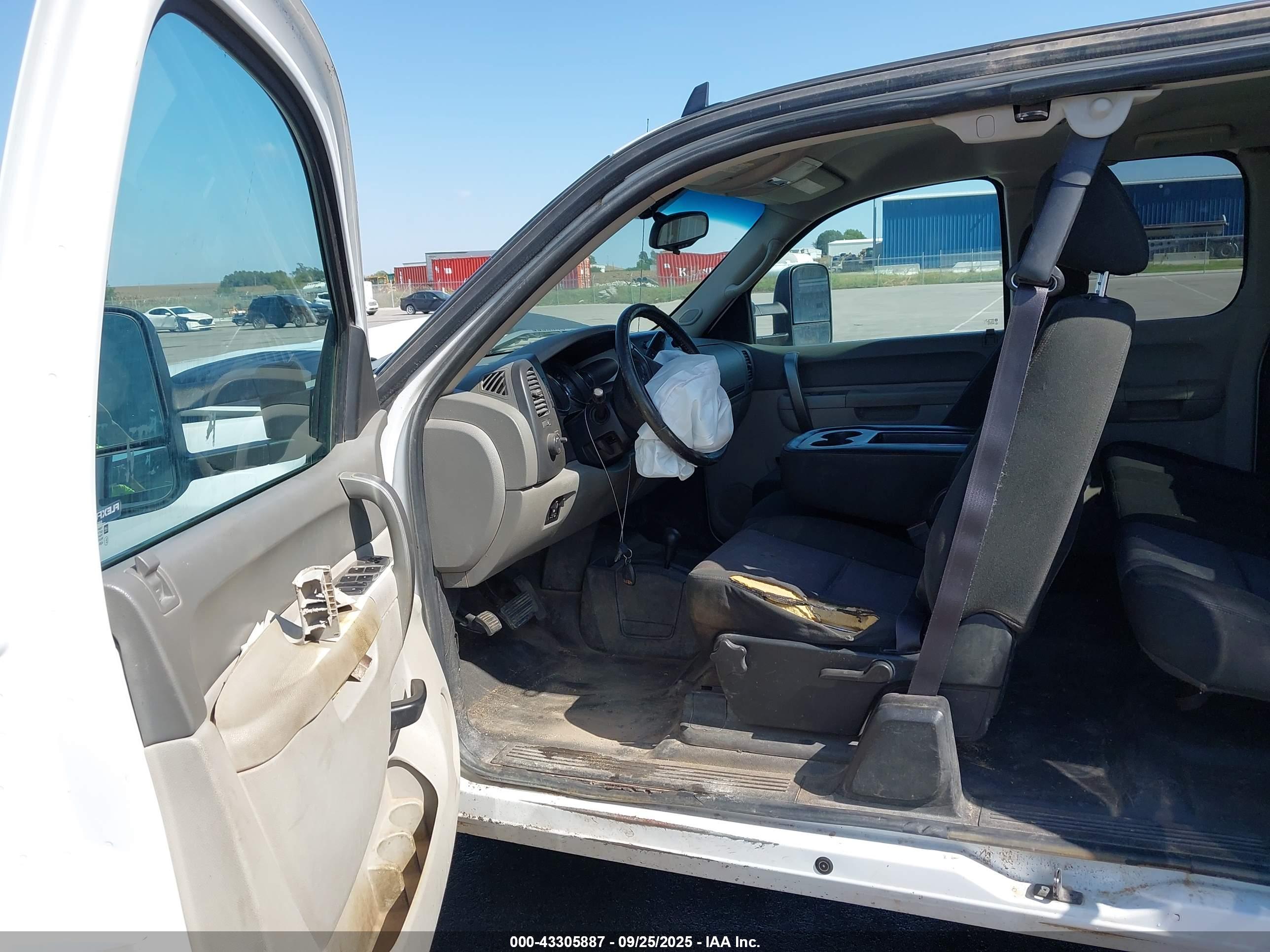 CHEVROLET SILVERADO image 5
