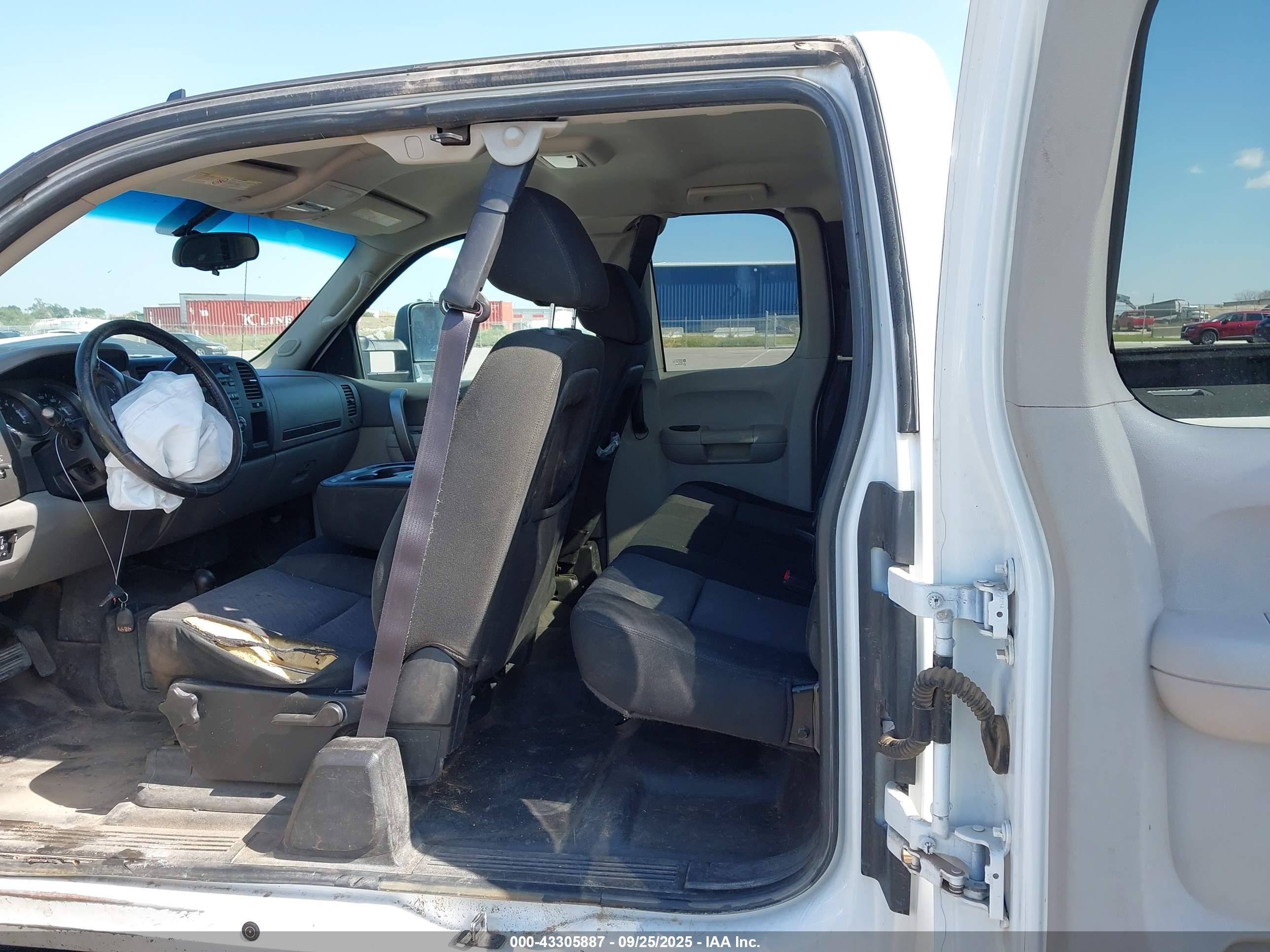 CHEVROLET SILVERADO image 8