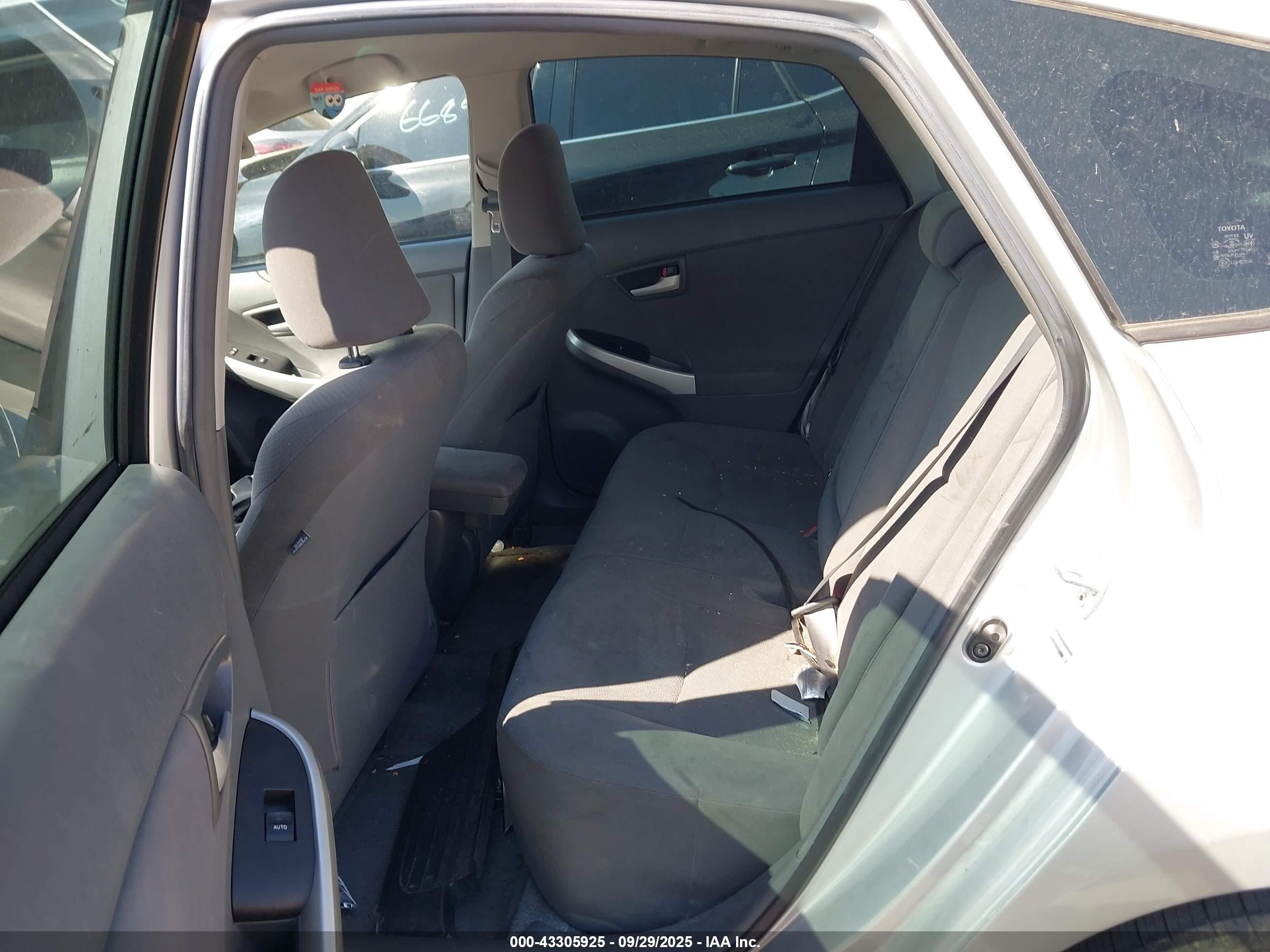 TOYOTA PRIUS image 8
