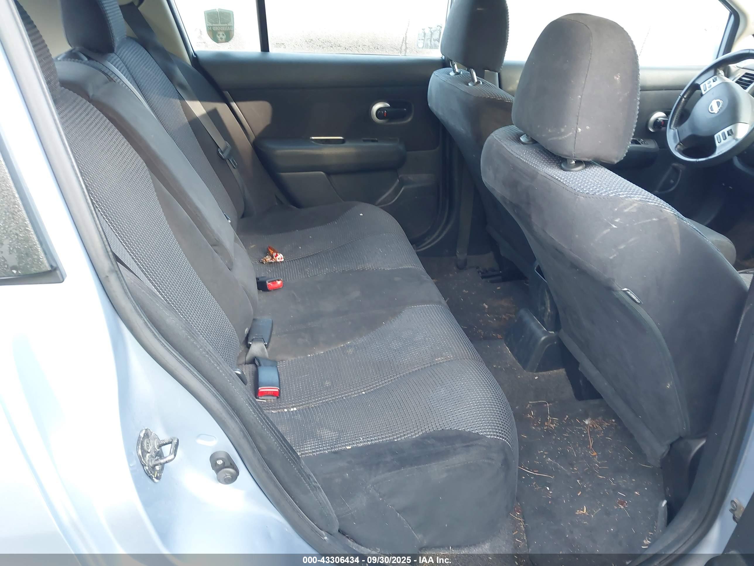 NISSAN VERSA image 8