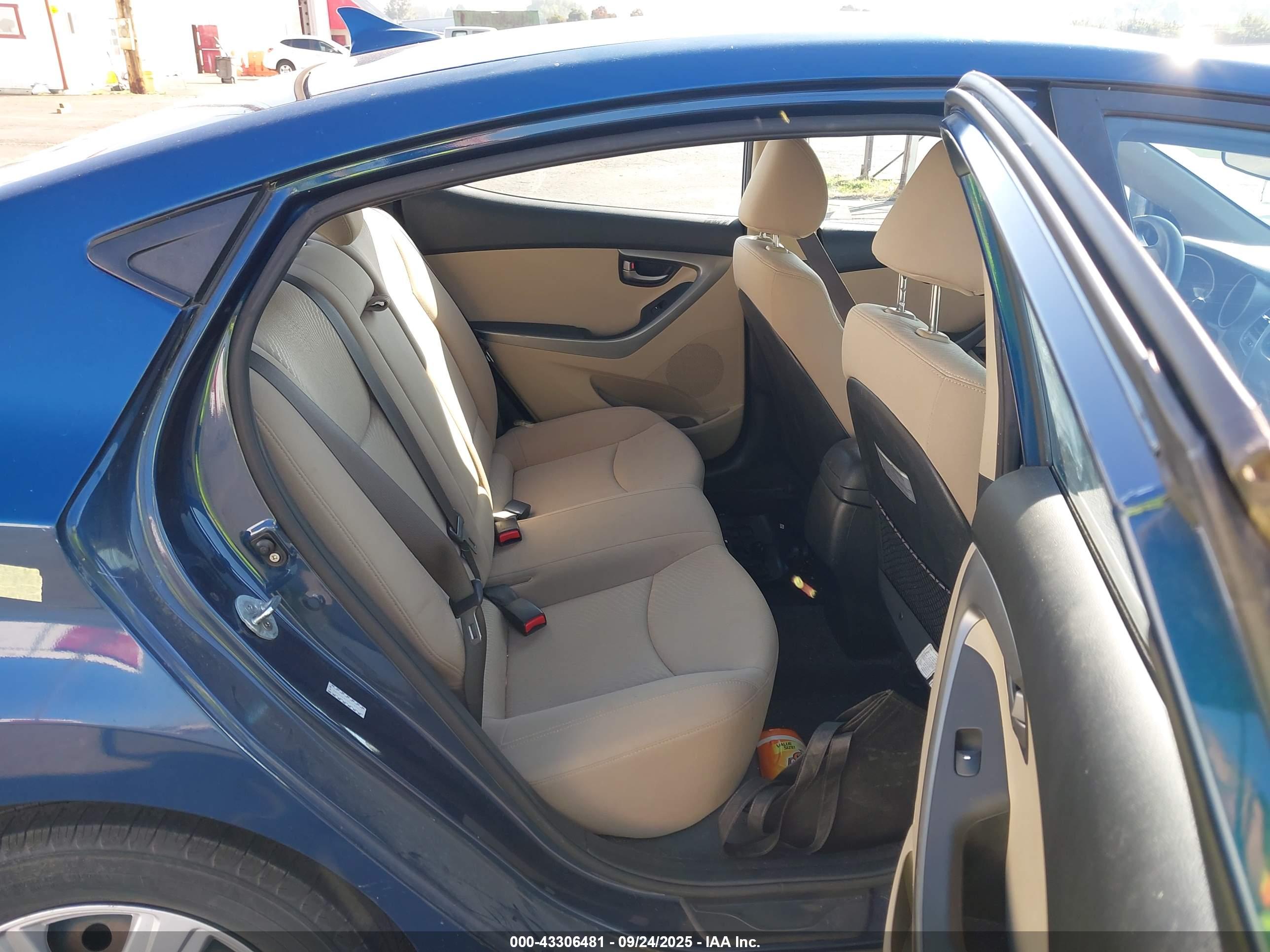 HYUNDAI ELANTRA image 8